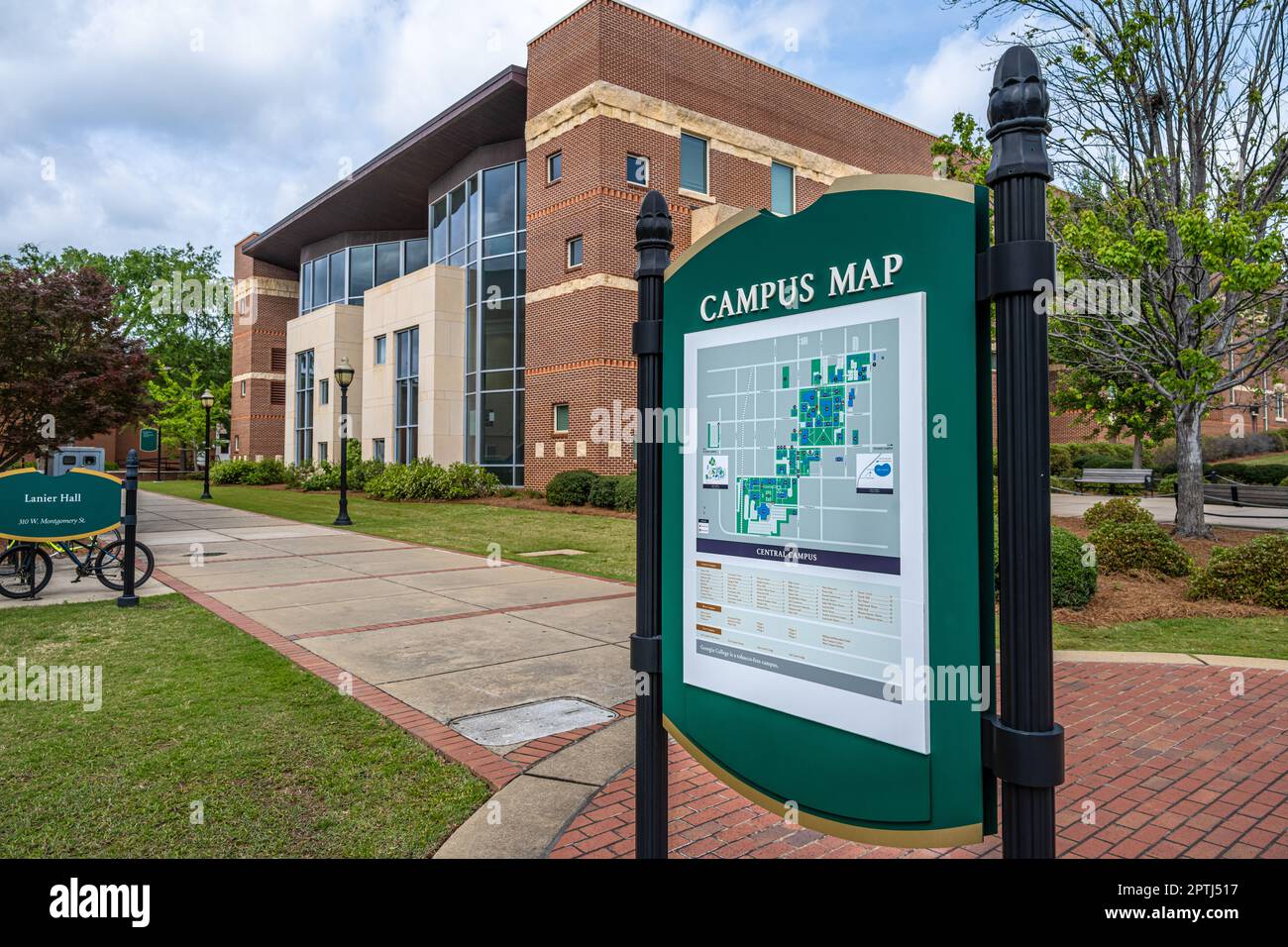 Georgia College & State University: Wegweiser auf dem Campus und die Ina Dillard Russell Library in Milledgeville, Georgia. (USA) Stockfoto