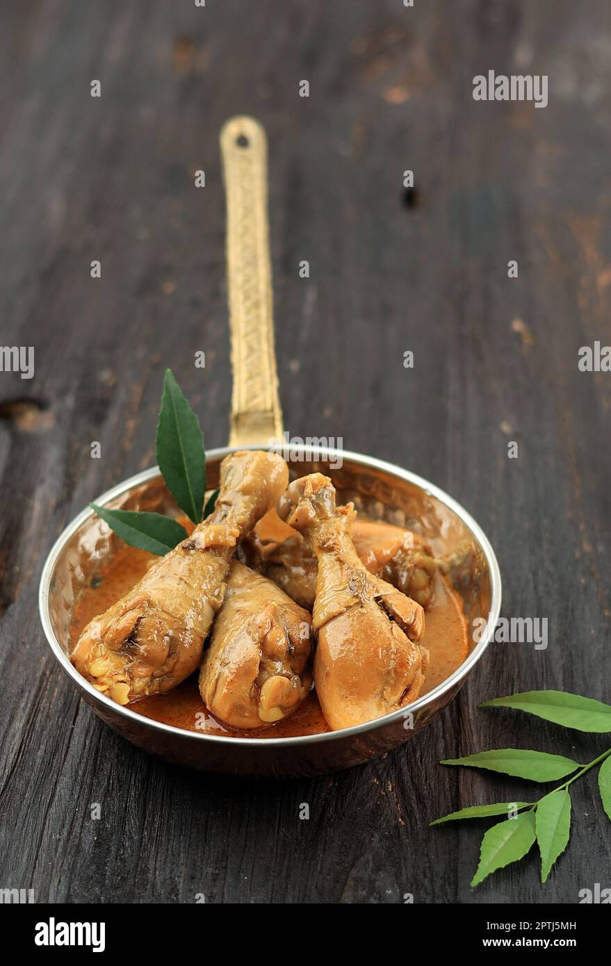 Kare Ayam (Gulai Ayam) oder Kari Ayam oder Chicken Curry ist Hühnerfleisch in Kurkuma und Kokosmilch Suppe. Stockfoto