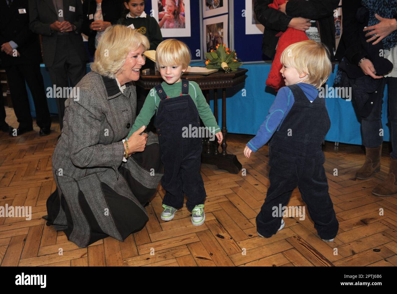 Das Dateifoto vom 19./10/12 der damaligen Herzogin von Cornwall (jetzt Königin Gemahlin) wird von ihren Enkelkindern, den Zwillingen Gus und Louis Lopes, während eines Besuchs im Rathaus von Marlborough begrüßt. König Karl III. Und der königliche Gemahl werden am Tag der Krönung jeweils vier Ehrenseiten haben, darunter der älteste Enkel des Königs, Prinz George, der neunjährige zukünftige Monarch, sowie die drei Enkel von Camilla. Ausgabedatum: Freitag, 28. April 2023. Stockfoto