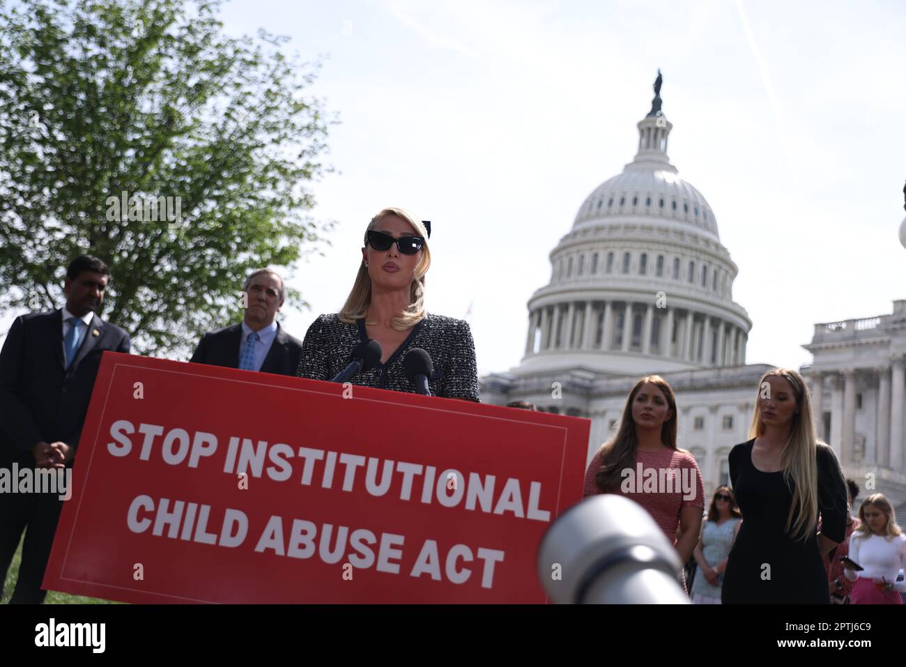 Washington, Usa. 27. April 2023. Paris Hilton spricht mit Reportern, während sie auf dem Weg zu Treffen und Pressekonferenzen auf Capitol Hill ist, um den Kongress zu beeinflussen und den "Stop Institutional Child Misshandlung Act" zu verabschieden. Kredit: SOPA Images Limited/Alamy Live News Stockfoto