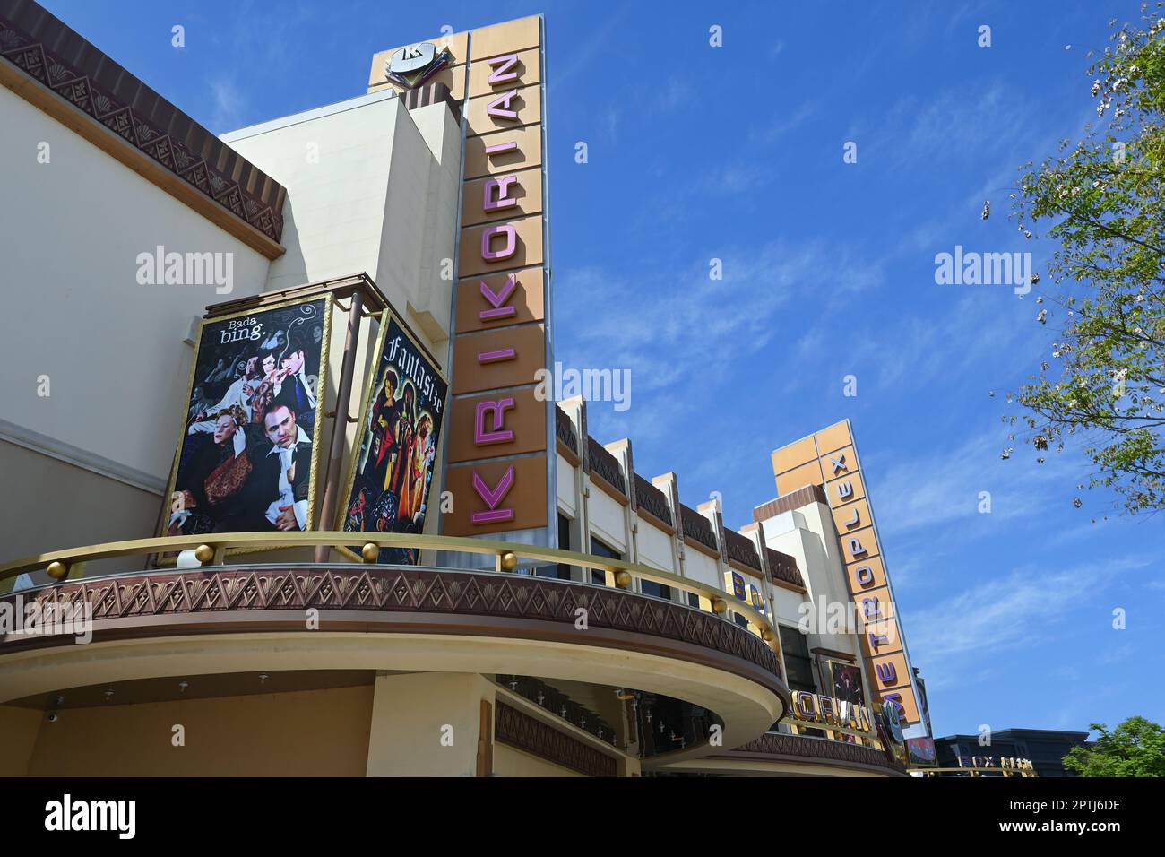BUENA PARK, KALIFORNIEN - 27. April 2023: Krikorian Metroplex 18 Kinos mit digitaler Bild- und Tonwiedergabe und bequemen Sitzgelegenheiten. Stockfoto