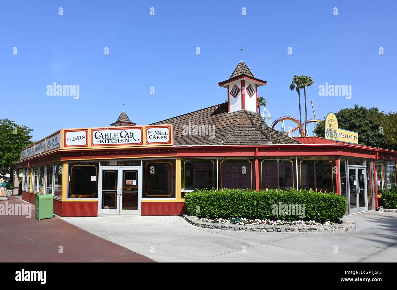 BUENA PARK, KALIFORNIEN - 27. April 2023: The Cable Car Kitchen in the Marketplace at Knotts Berry Farm. Stockfoto