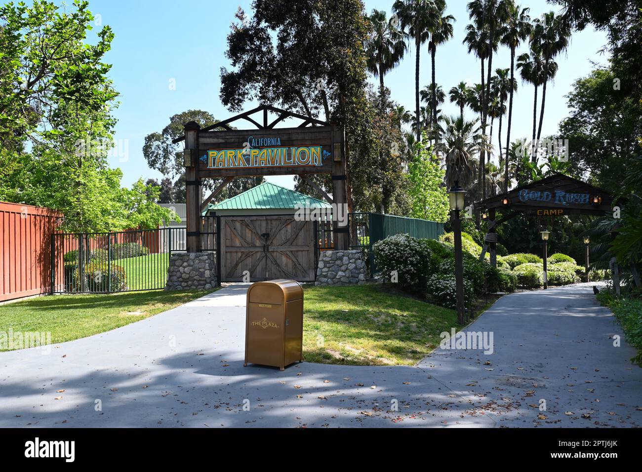 BUENA PARK, KALIFORNIEN - 27. April 2023: California Park Pavilion, in Knotts Berry Farm, einem Veranstaltungszentrum in einer Parklage und Gold Rush Camp, einem westlichen Teil Stockfoto