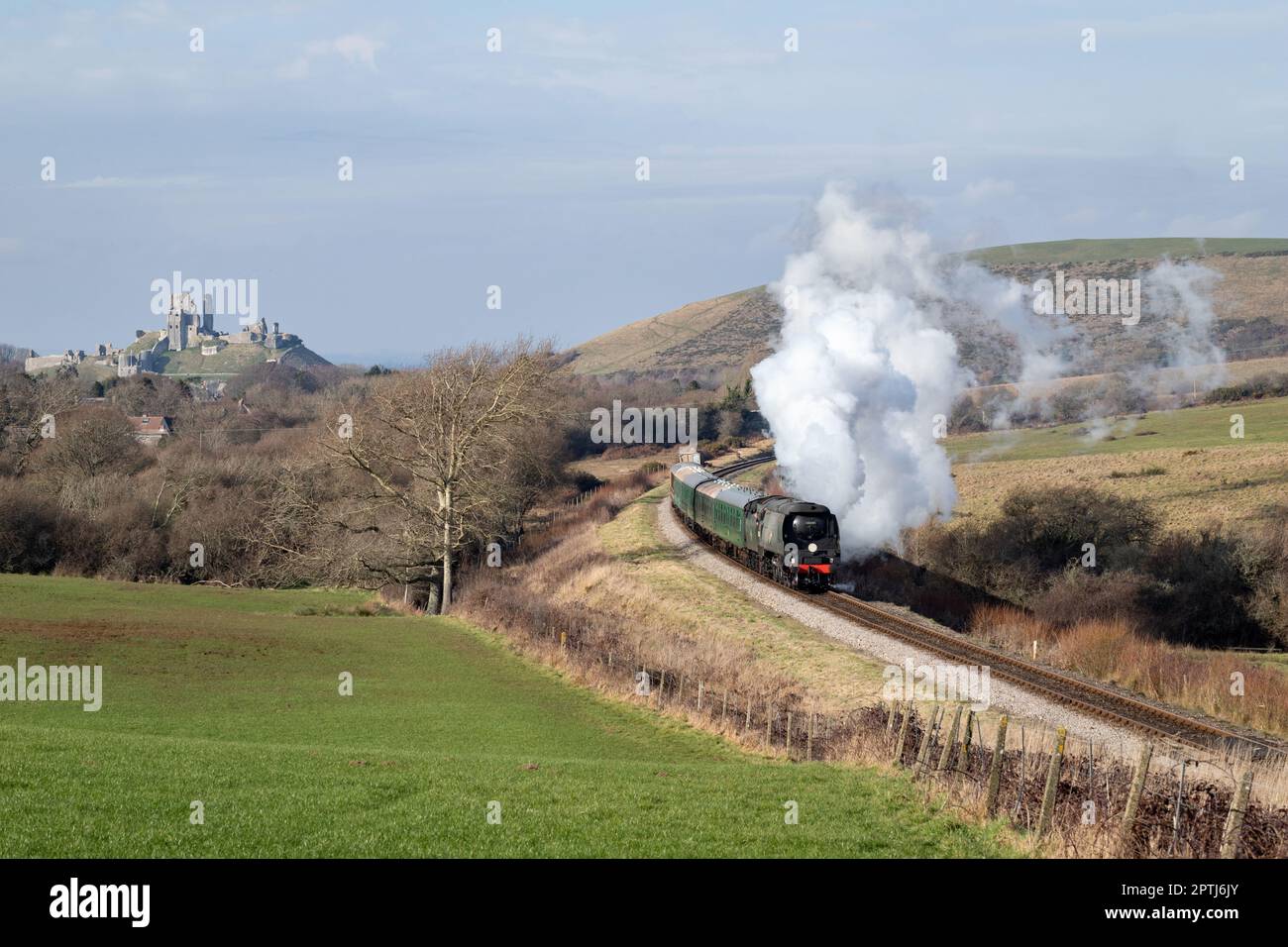 Die Dampflokomotive 34070 Manston ist vom Corfe Castle und der Swanage Railway entfernt Stockfoto