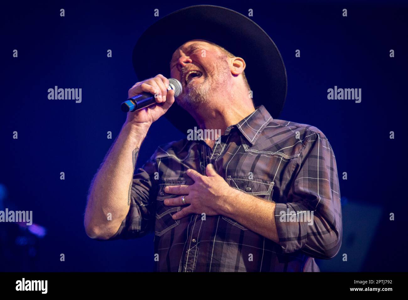 Die amerikanische Sängerin und Songwriterin Tracy Lawrence tritt am 25. April 2023 in Huntsville, Alabama, im Still Playin' Possum - George Jones Tribute in der Propst Arena auf. Kredit: Jamie Gilliam/Der Fotozugang Stockfoto