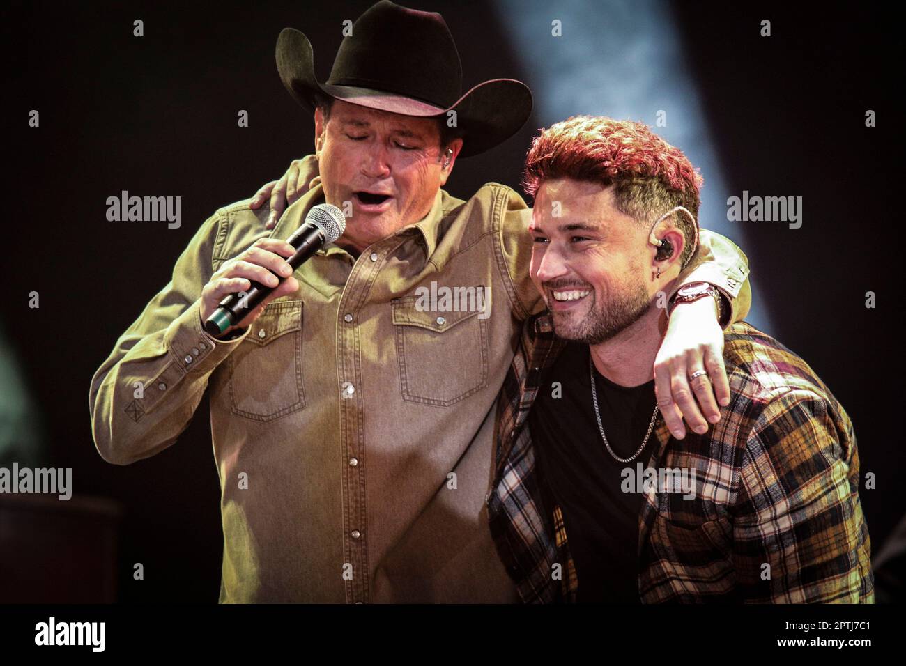 Tracy Byrd und Michael Ray treten am 25. April 2023 in Huntsville, Alabama, im Still Playin' Possum - George Jones Tribute in der Propst Arena auf. Kredit: Jamie Gilliam/Der Fotozugang Stockfoto
