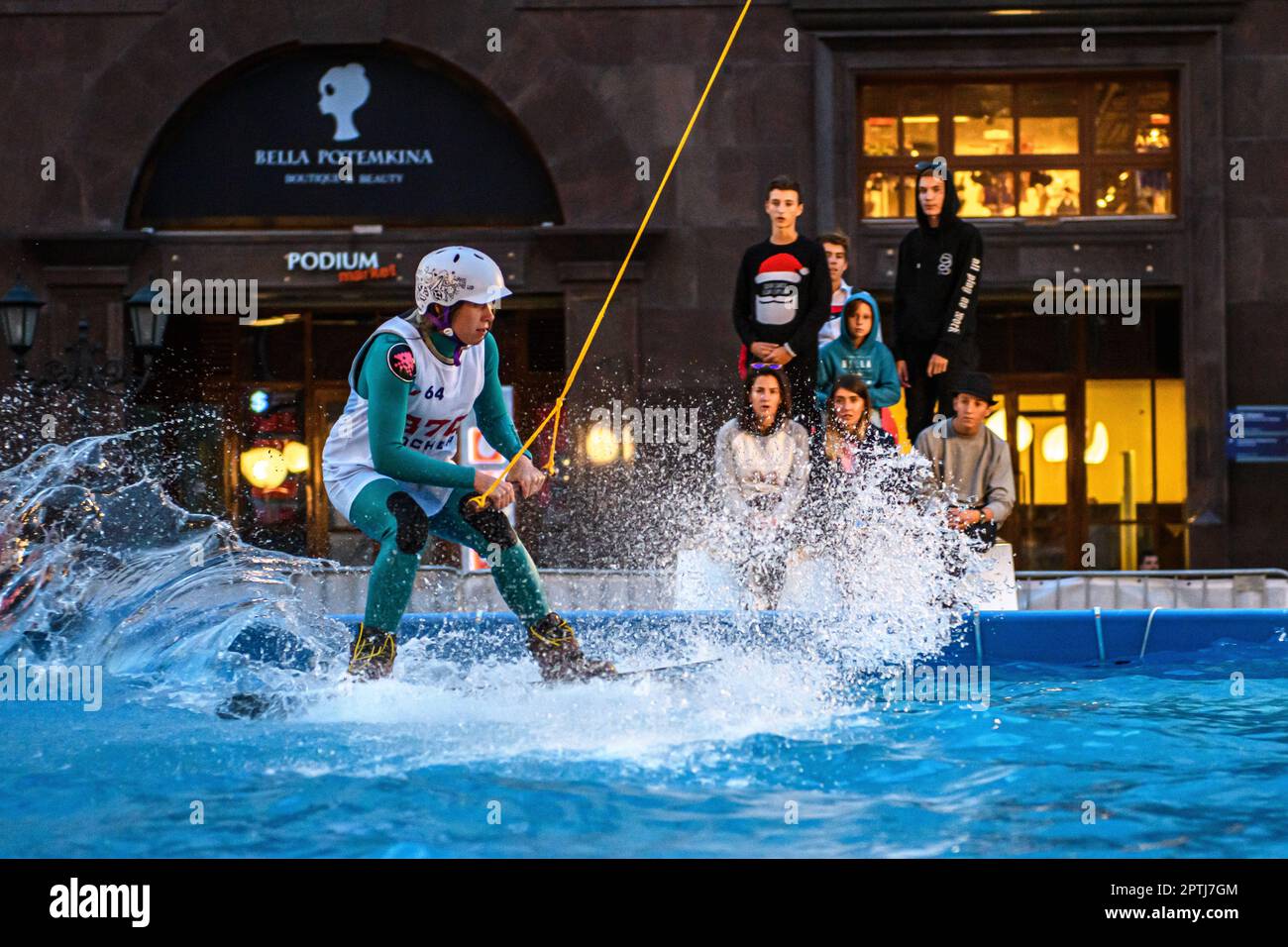 MOSKAU, RUSSLAND - SEPTEMBER 2017: Wakeboarden in einem temporären Schwimmbad nahe dem Roten Platz in Moskau während der Feierlichkeiten zum Stadttag. Stockfoto