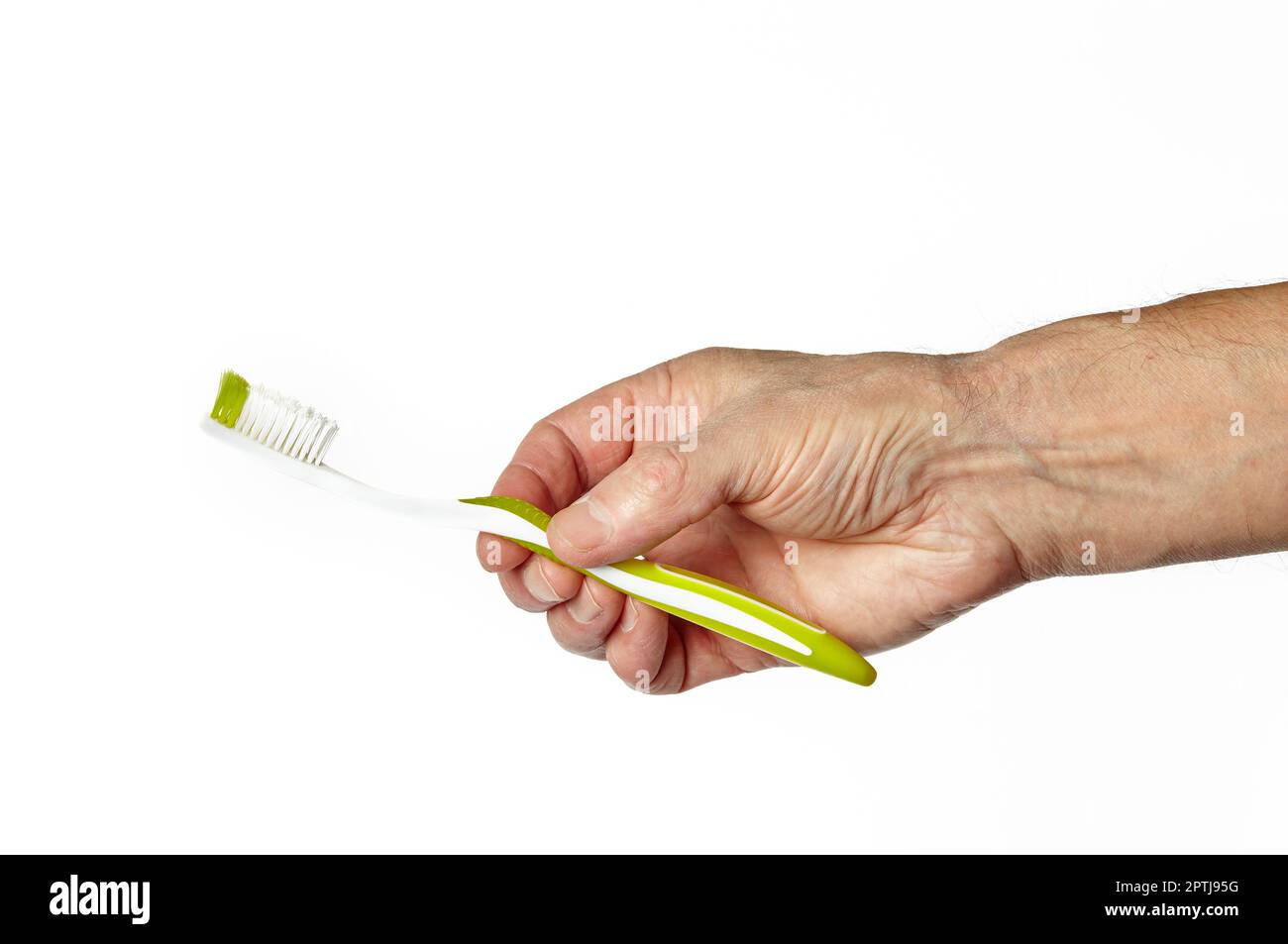 Herrenhand, die eine Zahnbürste ohne Zahnpasta hält, isoliert auf weißem Hintergrund. Die Hand