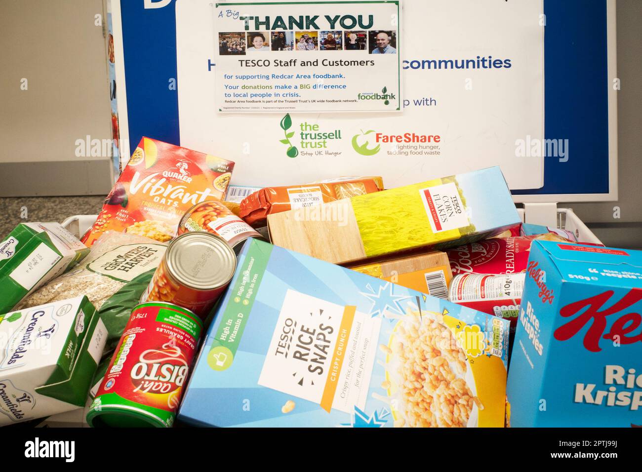 Spenderbox in einem Supermarkt, mit der Kunden Lebensmittel spenden können, die an örtliche Wohltätigkeitsorganisationen der Food Bank für den Vertrieb an Bedürftige gegeben werden Stockfoto