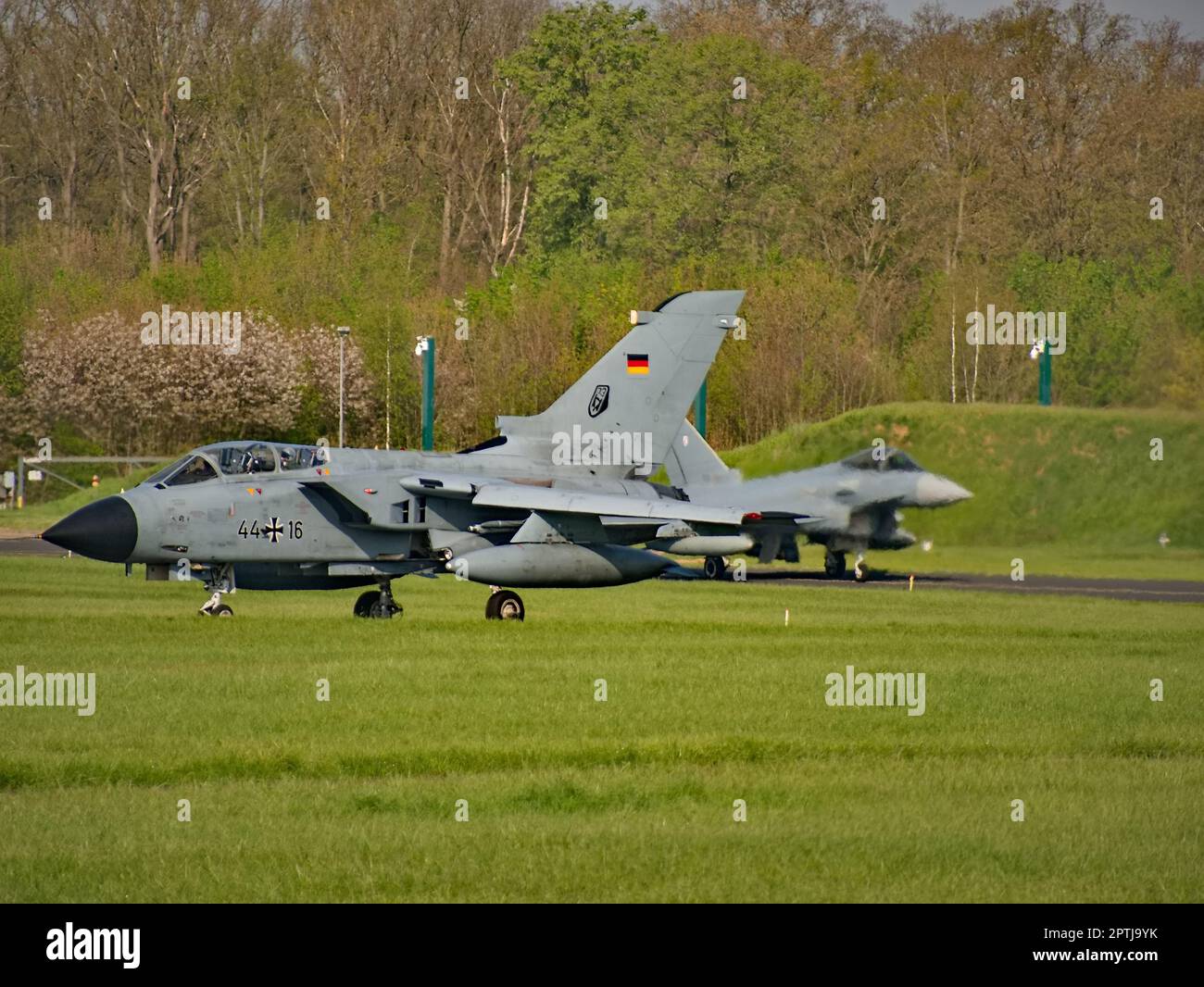 Ein Tornado-Jet der deutschen Luftwaffe steht auf der Landebahn des Luftwaffenstützpunktes, bereit für den Einsatz. Das leistungsstarke Kampfflugzeug reflektiert Stärke, Präzision und Moderne Stockfoto