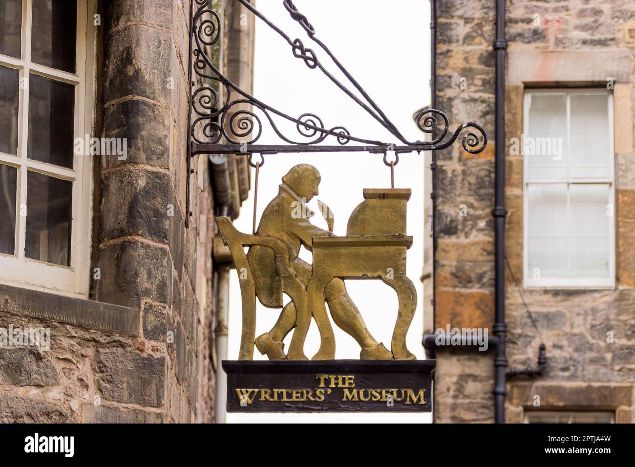 Das goldfarbene Schild hängt vor dem Writers' Museum in der Nähe der Royal Mile, Edinburgh, Lothian, Schottland, Vereinigtes Königreich, Europa Stockfoto