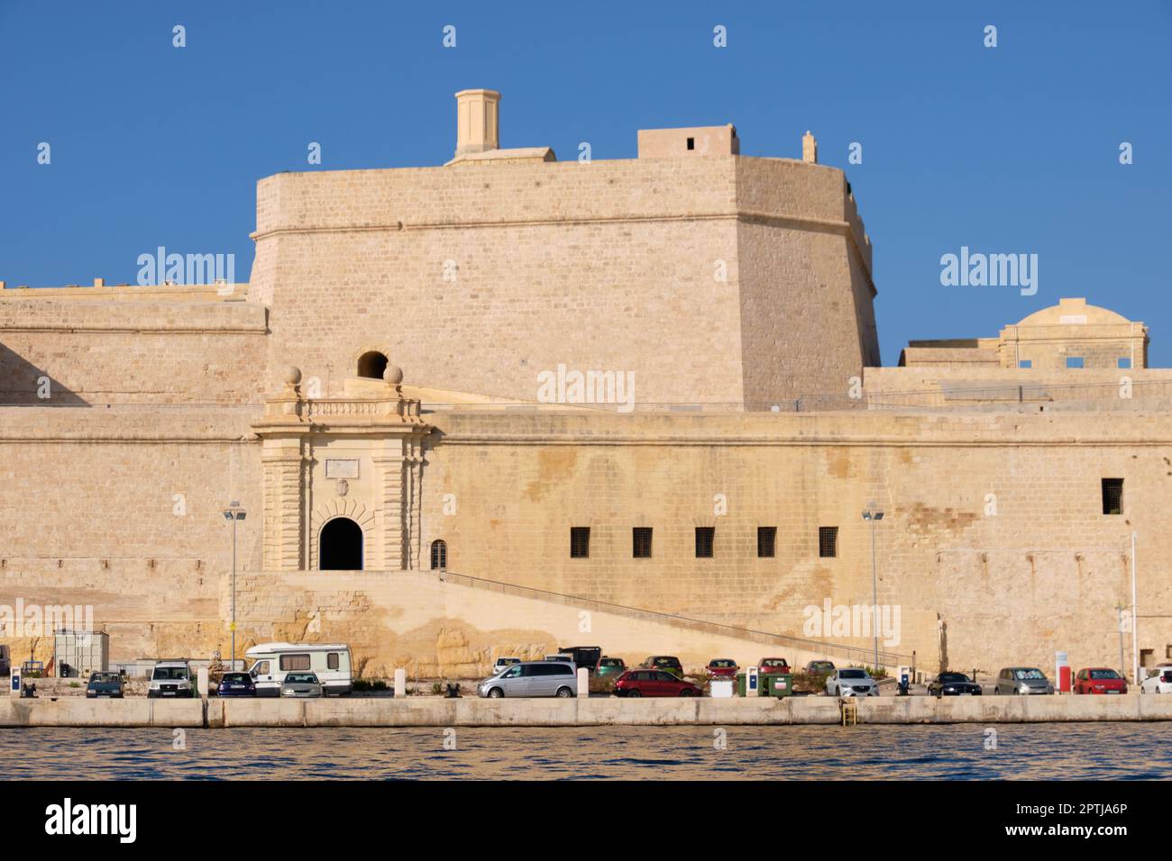 Befestigte Mauern und das Haupttor von Fort St. Angelo fotografiert vom Grand Harbour - Vittoriosa, Malta Stockfoto