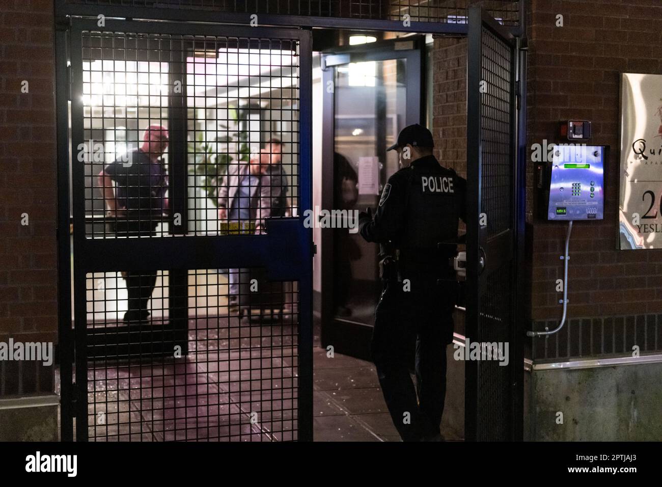 Seattle, USA. 27. April 2023. Etwa 10:00pm Polizeibeamte erhielten einen Anruf von 911 Dollar, der eine angebliche Schießerei in der Nähe von 2. Ave und Yesler an der Pioneer Square Lightrail Station meldete. Die Polizei reagierte schnell und fand mehrere verbrauchte Patronenhülsen in einer Gasse und eine beschädigte Glastür in einer nahegelegenen Wohnung. Seattle kämpft weiterhin mit einer Zunahme der Kriminalität im Zentrum der Innenstadt. James Anderson/Alamy Live News Stockfoto