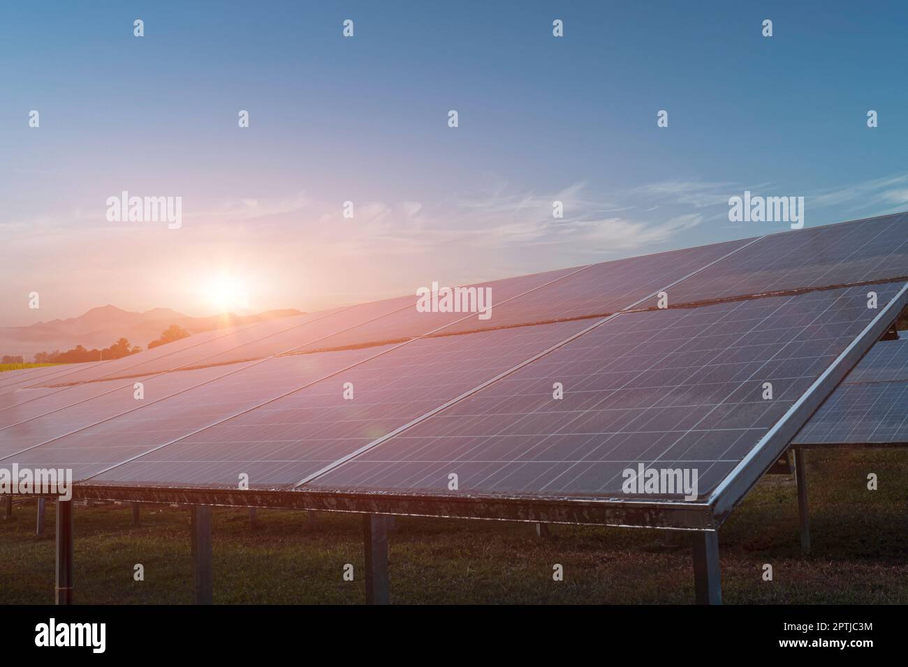 Solarpanel, Photovoltaik, alternative Stromquelle. Nachhaltige Ressourcen. Alternative Energiekonzepte. Stockfoto