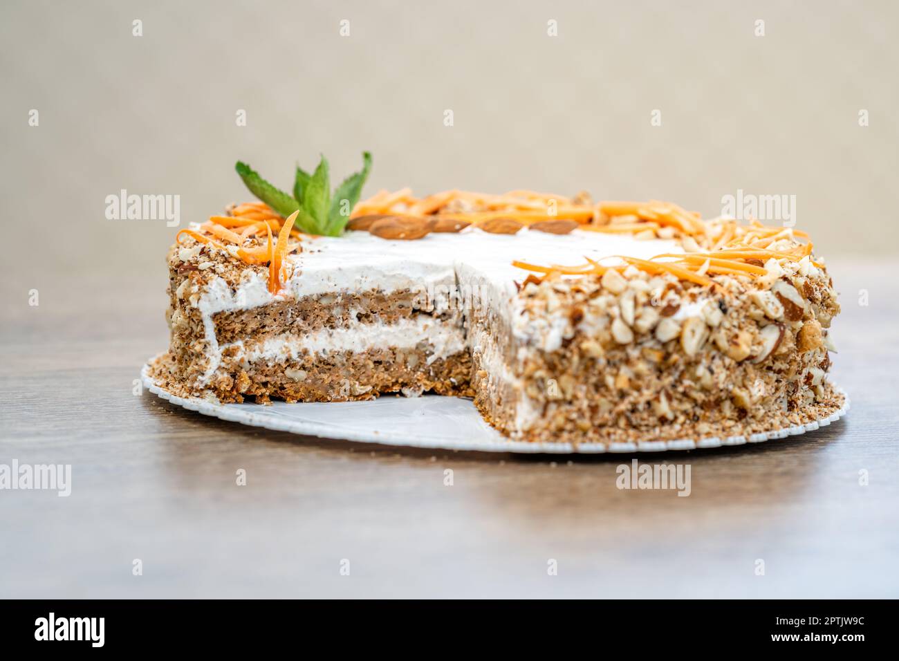 Karottenkuchen auf einem Holztablett. Stockfoto