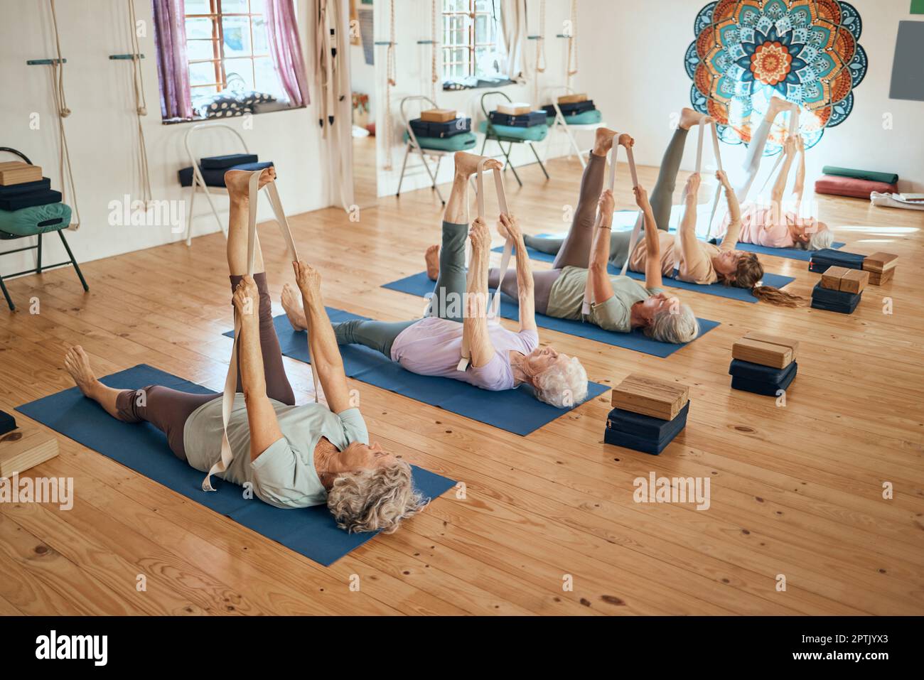 YogaKurs, Beine Stretching Band und Frauen Training für die Gesundheit