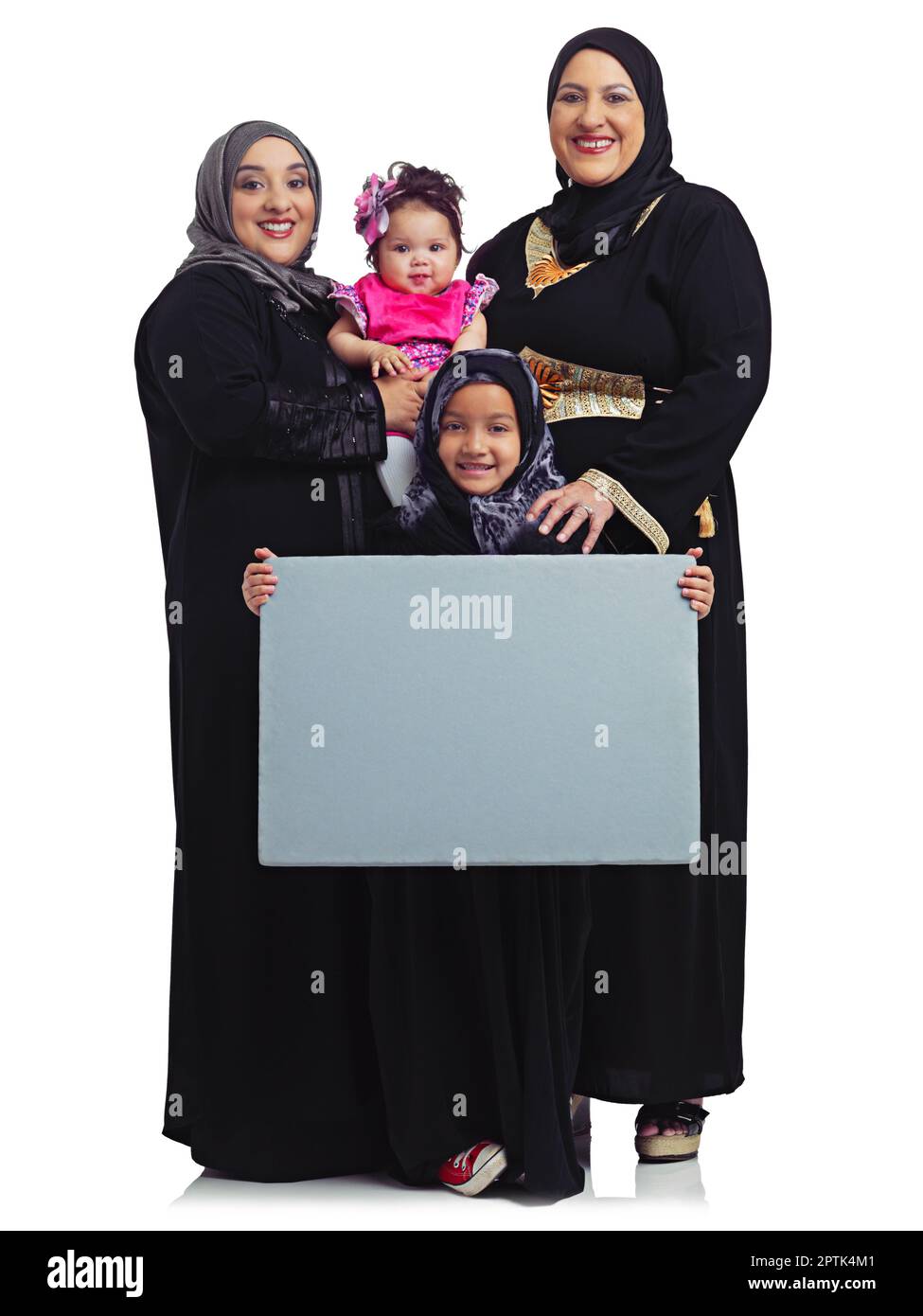 Wir haben viel zu sagen. Studio-Porträt der weiblichen Mitglieder einer muslimischen Familie mit einem leeren Schild isoliert auf weiß Stockfoto