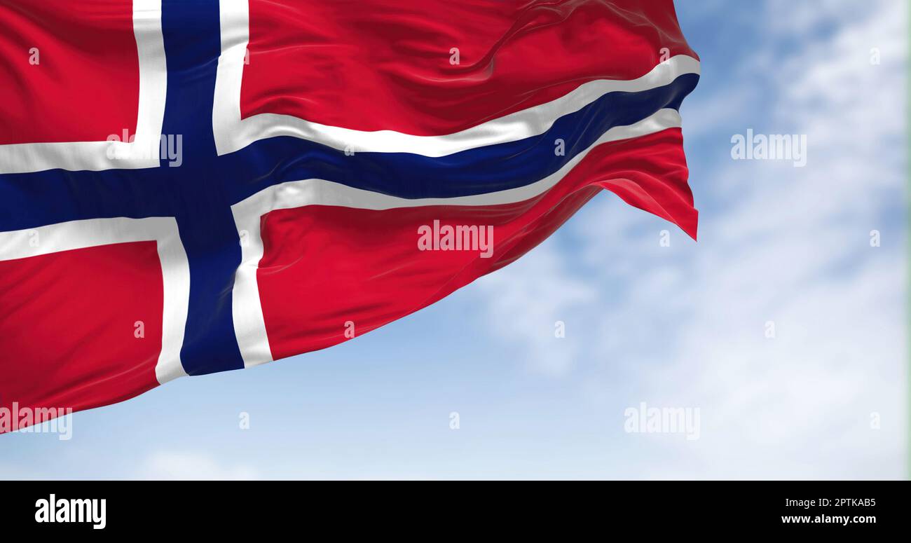 Nahaufnahme der im Wind wehenden norwegischen Nationalflagge. Das Königreich Norwegen ist ein nordisches Land in Nordeuropa. Texturierter Hintergrund aus Stoff Stockfoto