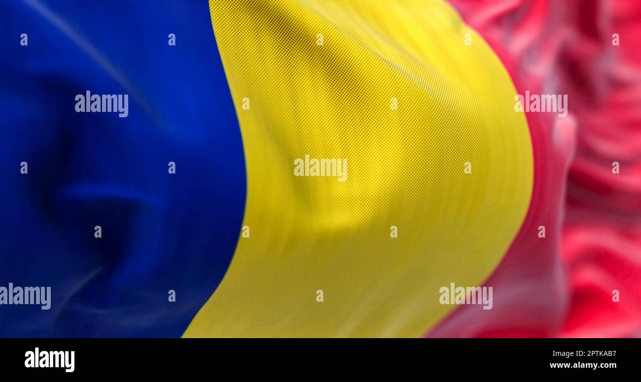 Detail der rumänischen Nationalflagge, die im Wind winkt. Rumänien ist ein Mitgliedstaat der Europäischen Union. Texturierter Hintergrund aus Stoff. Selektiver Fokus. Stockfoto