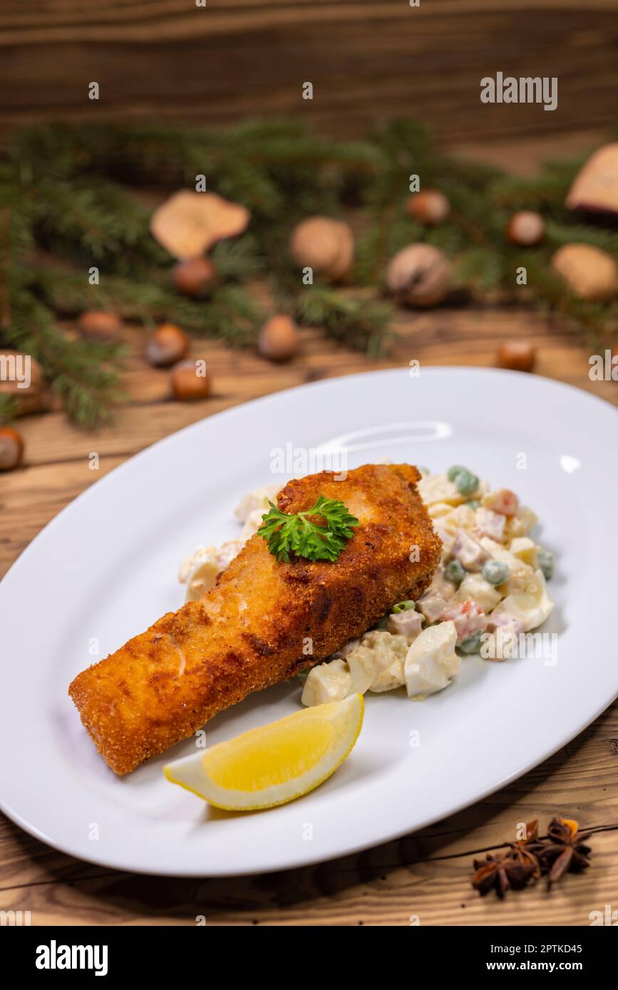 Weihnachten gebratener Karpfen mit Kartoffelsalat Stockfoto