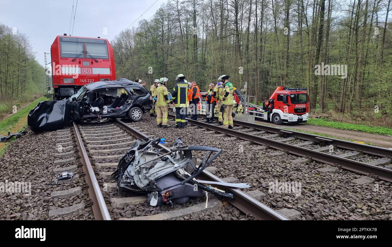 23. April 2023, Niedersachsen, Neustadt am Rübenberge: Ein Wrack liegt auf den Gleisen. Foto: ---/TNN/dpa/Archivbild Stockfoto