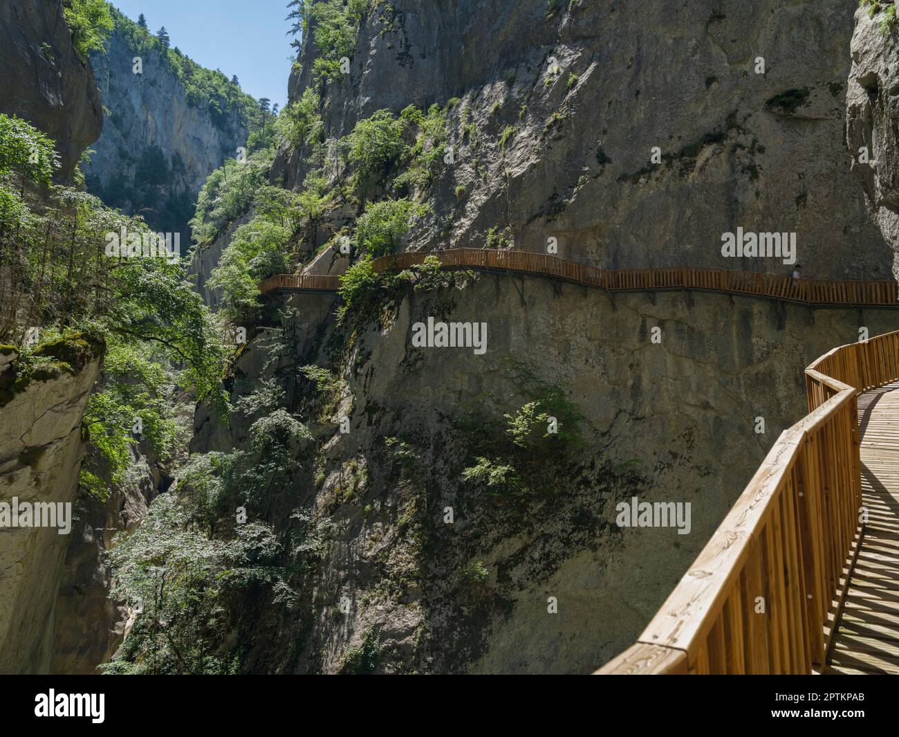 Blick auf den kleinen Wasserfall im Horma Canyon und Wanderweg. Reisen in der Türkei. Kure Mountains-Nationalpark. Pinarbasi District, Kastamonu, Türkiye Stockfoto