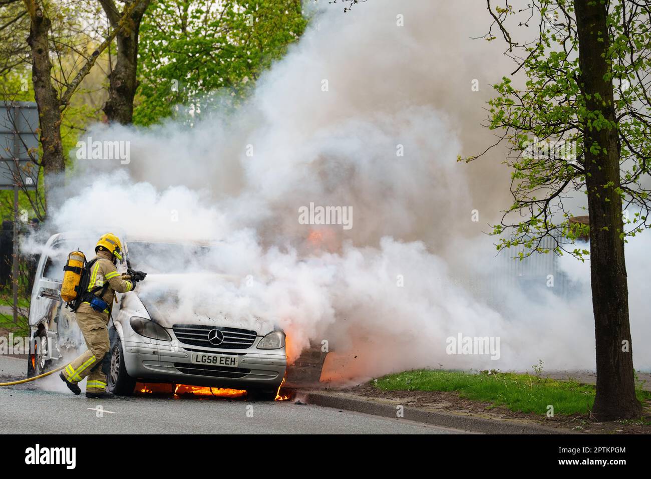 Liverpool, Vereinigtes Königreich, 27. April 2023. Feuerwehrmänner löschen einen Van-Brand in Liverpool, Großbritannien. Kredit: Jon Super/Alamy Live News. Stockfoto