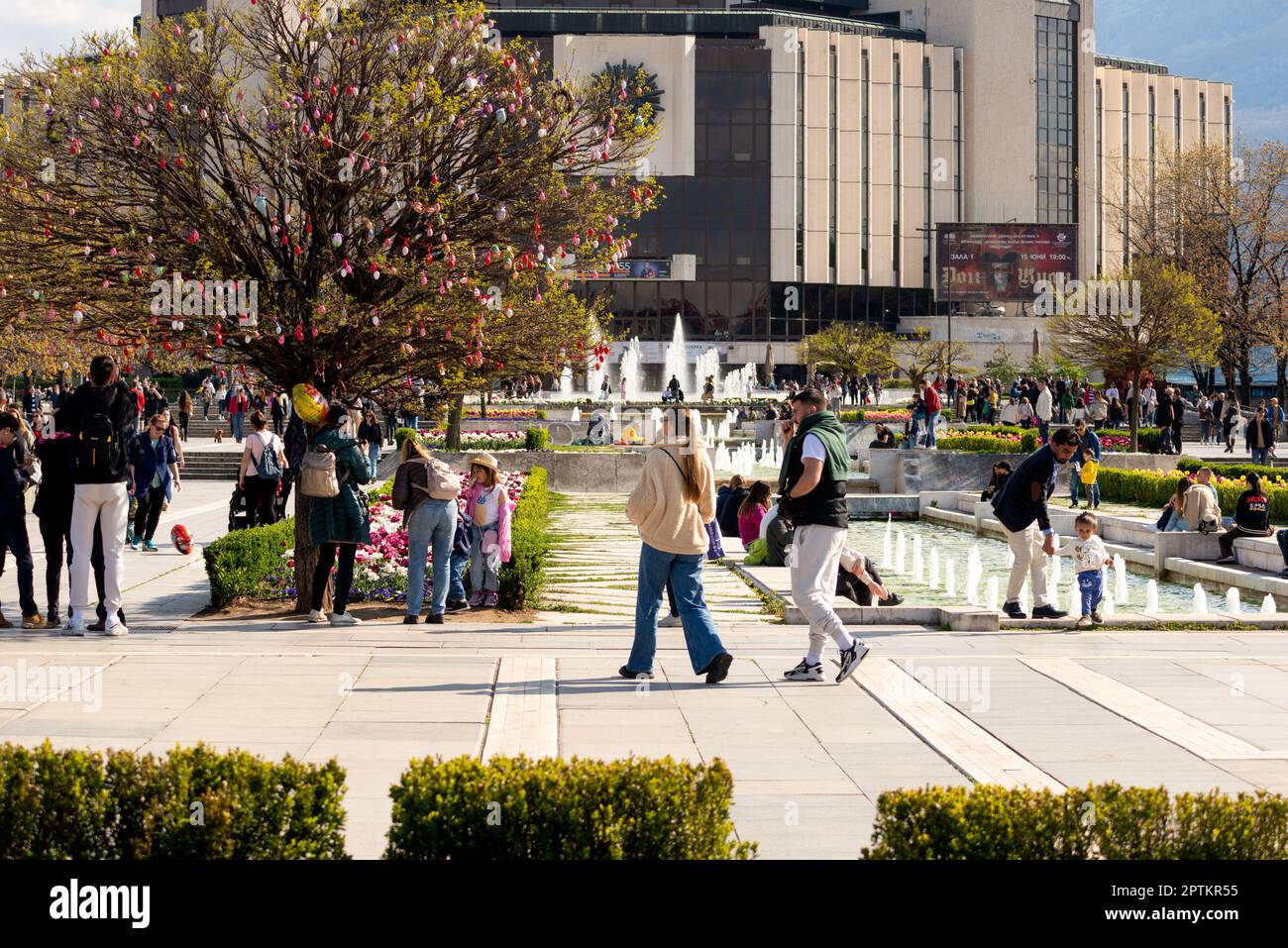 Sofia Bulgarien Menschen genießen das schöne Wetter an den Brunnen des berühmten Gebäudes des Nationalen Kulturpalastes oder NDK, Osteuropa, EU Stockfoto