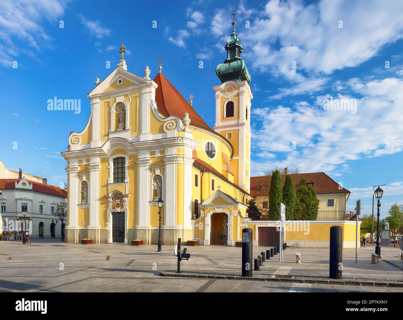Gyor - die Karmelitenkirche ist eine der wichtigsten historischen Kirchen der Stadt.Ungarn Stockfoto