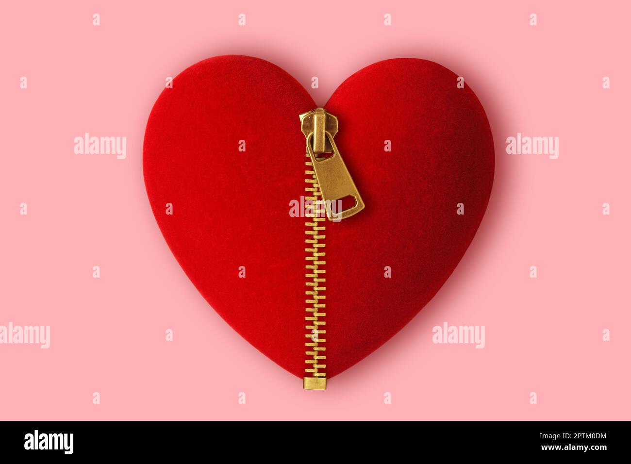 Herz mit Reißverschluss auf Nadelhintergrund - Love-Konzept Stockfoto
