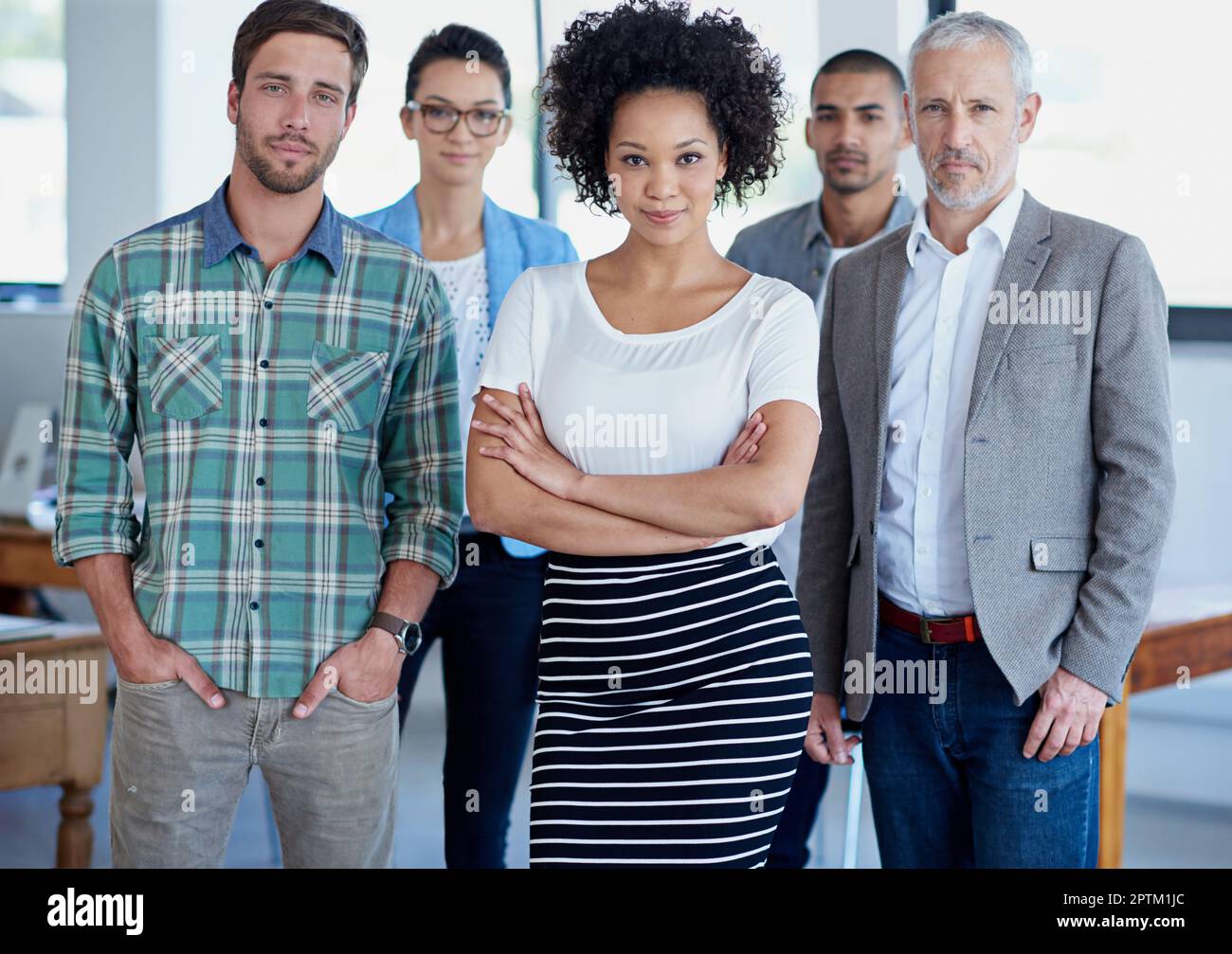 Sie haben den Preis im Auge. Eine Gruppe fokussierter Kollegen, die in einem Büro stehen Stockfoto