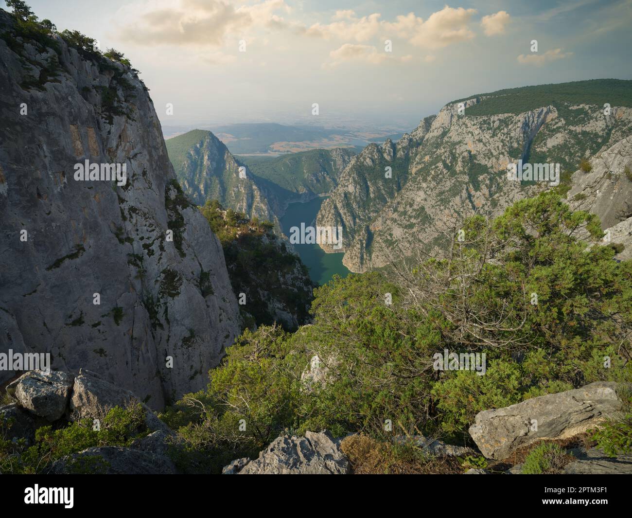 Blick auf den Sahinkaya Canyon am Vormittag. Vezirkopru, Samsun, Türkiye Stockfoto