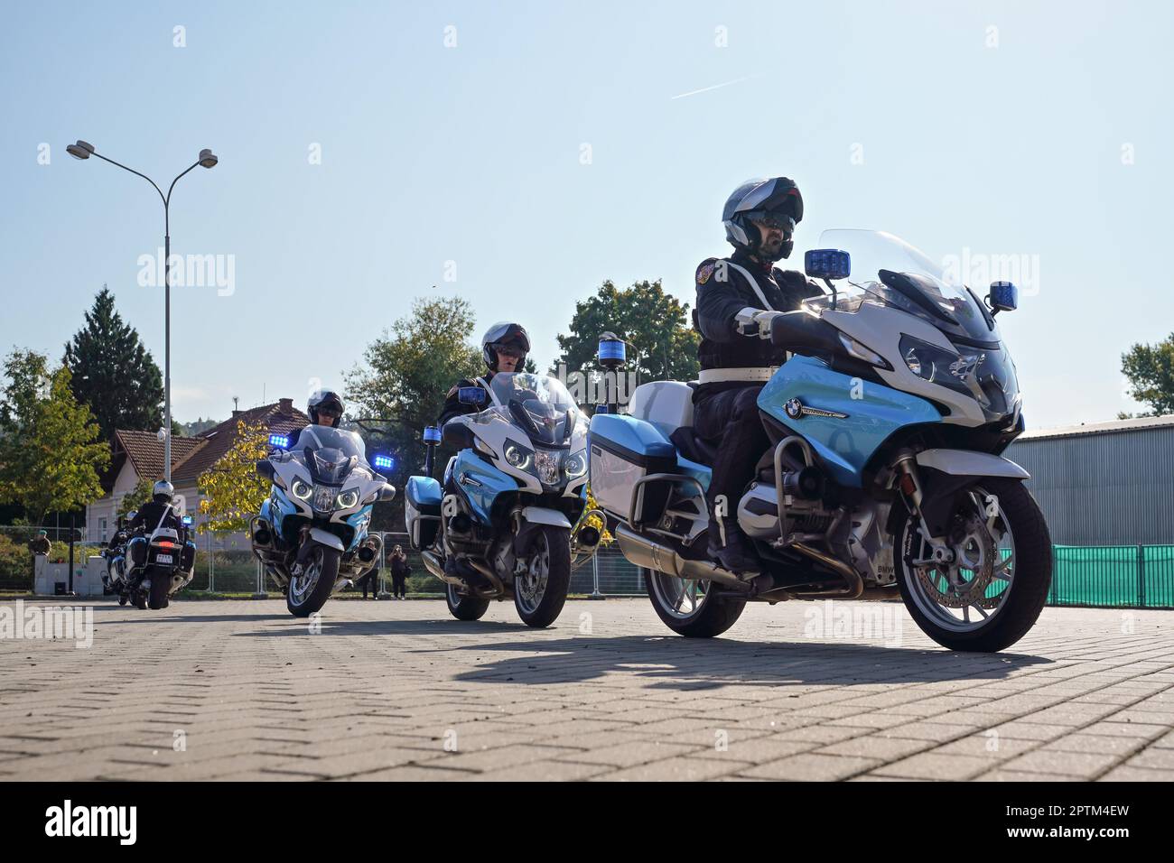 Brünn, Tschechien - 08. Oktober 2021: Gruppe von Polizei-schweren Motorrädern, die langsam fahren und wichtige Personentransporte bewachen, während der Vorstellung der tschechischen Stockfoto