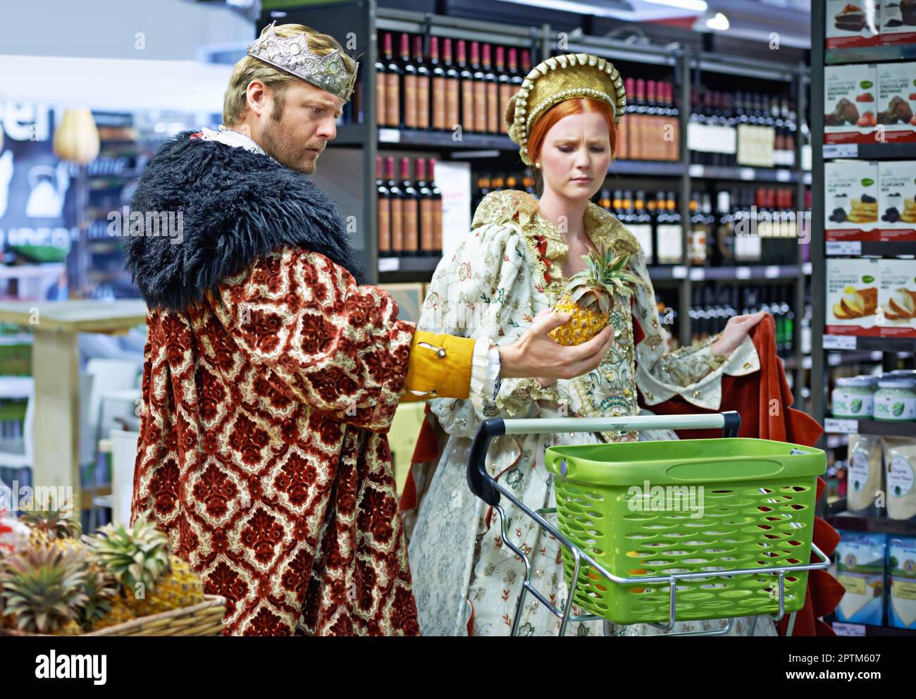 Deshalb hat man Bedienstete, die einkaufen gehen ... Ein König und eine Königin, die Lebensmittel in einem Lebensmittelgeschäft einkaufen Stockfoto