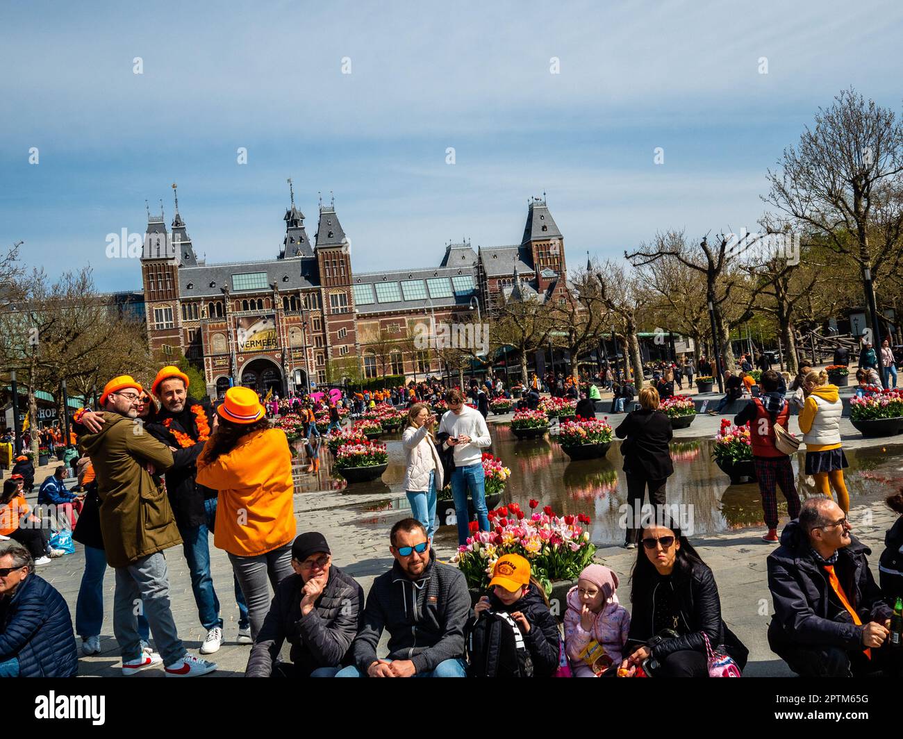 27. April, Amsterdam. Der Königstag ist bekannt für eines der größten und farbenprächtigsten Feste des Landes, insbesondere in Amsterdam. Die Stadt ist voller Orange, während die Menschen die größte Straßenparty des Jahres genießen, die freien Märkte genießen und Spaß auf den Booten entlang der Kanäle haben. Stockfoto