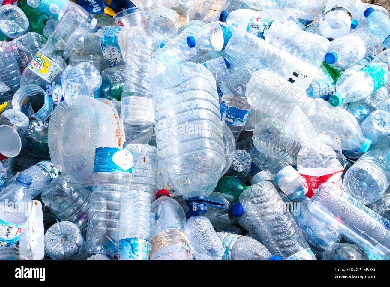 Huelva, Spanien - 22. April 2023: TRINKWASSER-Plastikflaschen FÜR HAUSTIERE, zum Recycling weggeworfen. Stockfoto