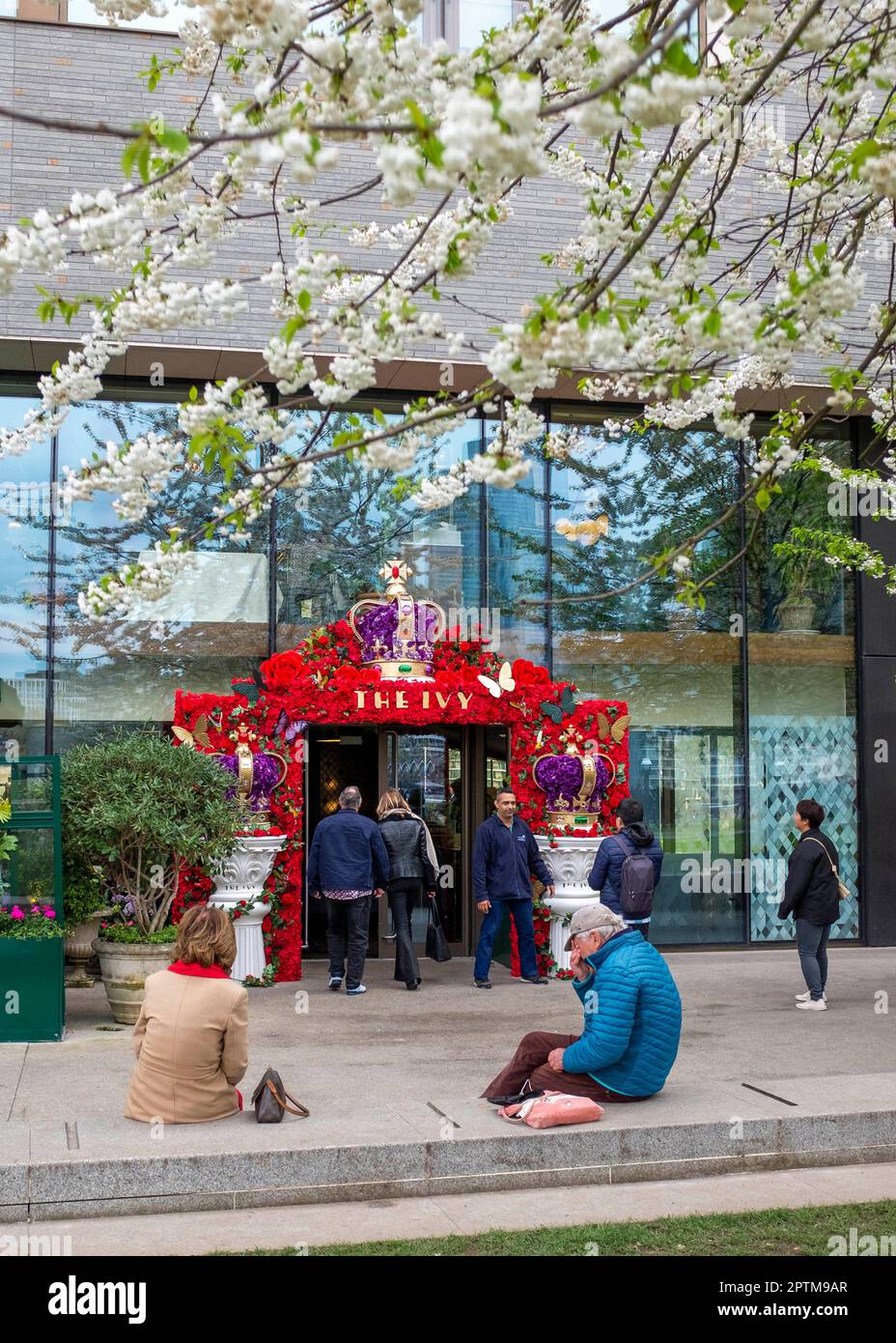 Das Ivy Tower Bridge Restaurant ist am Eingang dekoriert und bereit für die Krönung von König Karl III. Am 6. Mai 2023 in Großbritannien Stockfoto