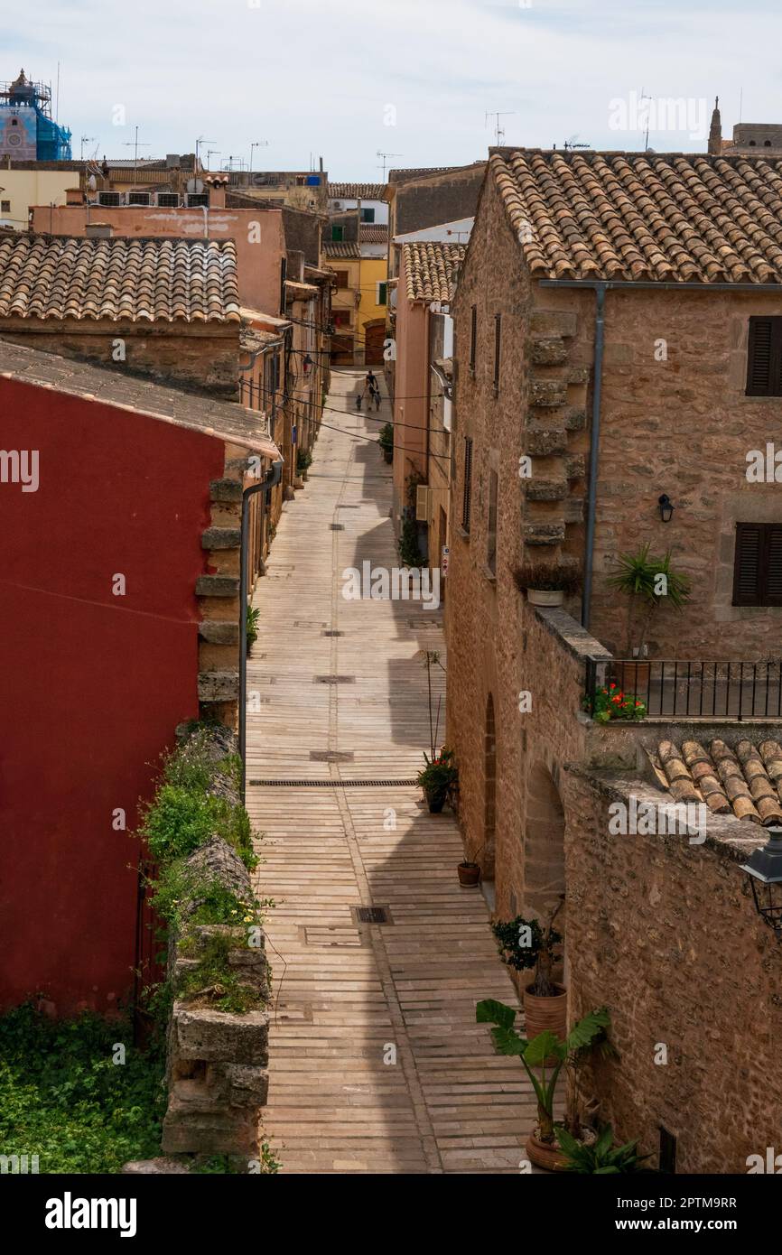 Alcudia, Mallorca, Spanien - 31. März, 2023. Straße im alten mittelalterlichen Alcudia, Mallorca, Spanien Stockfoto