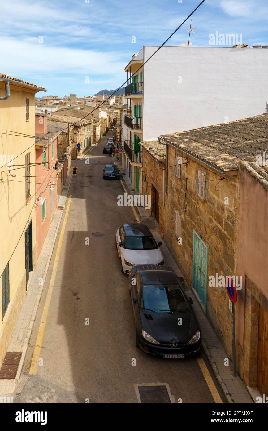 Alcudia, Mallorca, Spanien - 31. März, 2023. Straße im alten mittelalterlichen Alcudia, Mallorca, Spanien Stockfoto