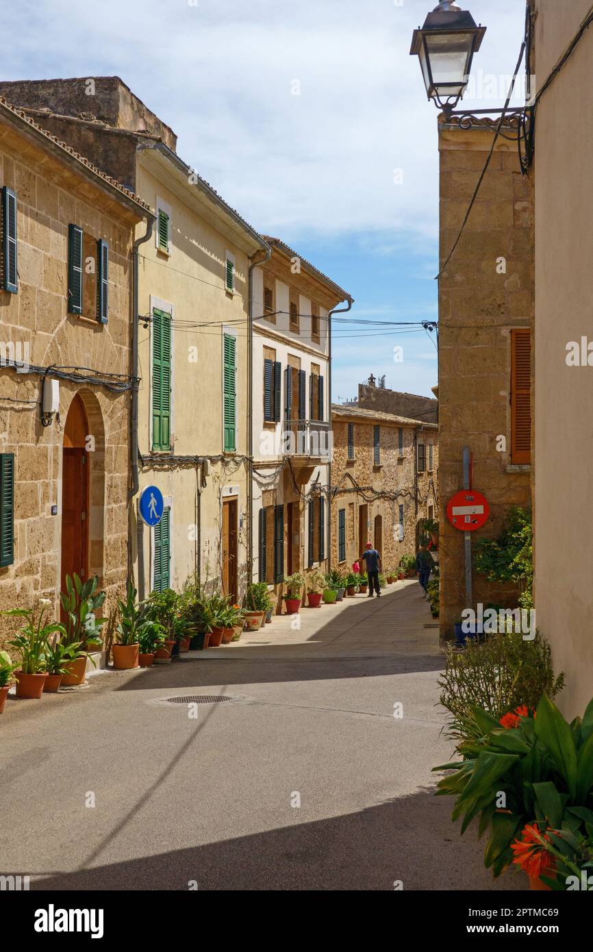 Alcudia, Mallorca, Spanien - 31. März, 2023. Straße im alten mittelalterlichen Alcudia, Mallorca, Spanien Stockfoto