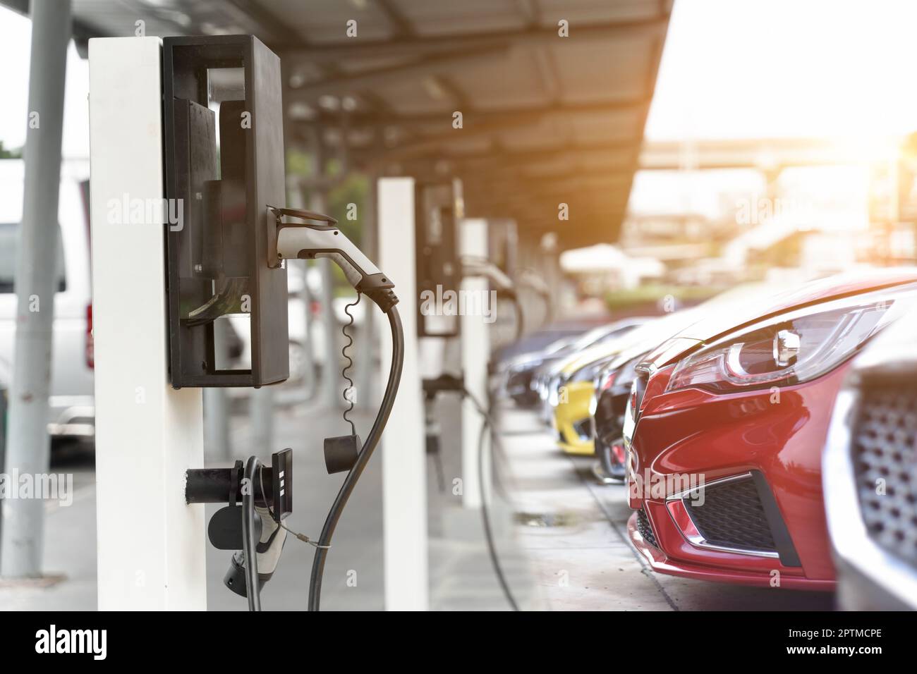 Elektroauto auf Ladestation für Elektroautos. Stromversorgung für das Laden von Elektroautos. Konzept für saubere Energie Stockfoto