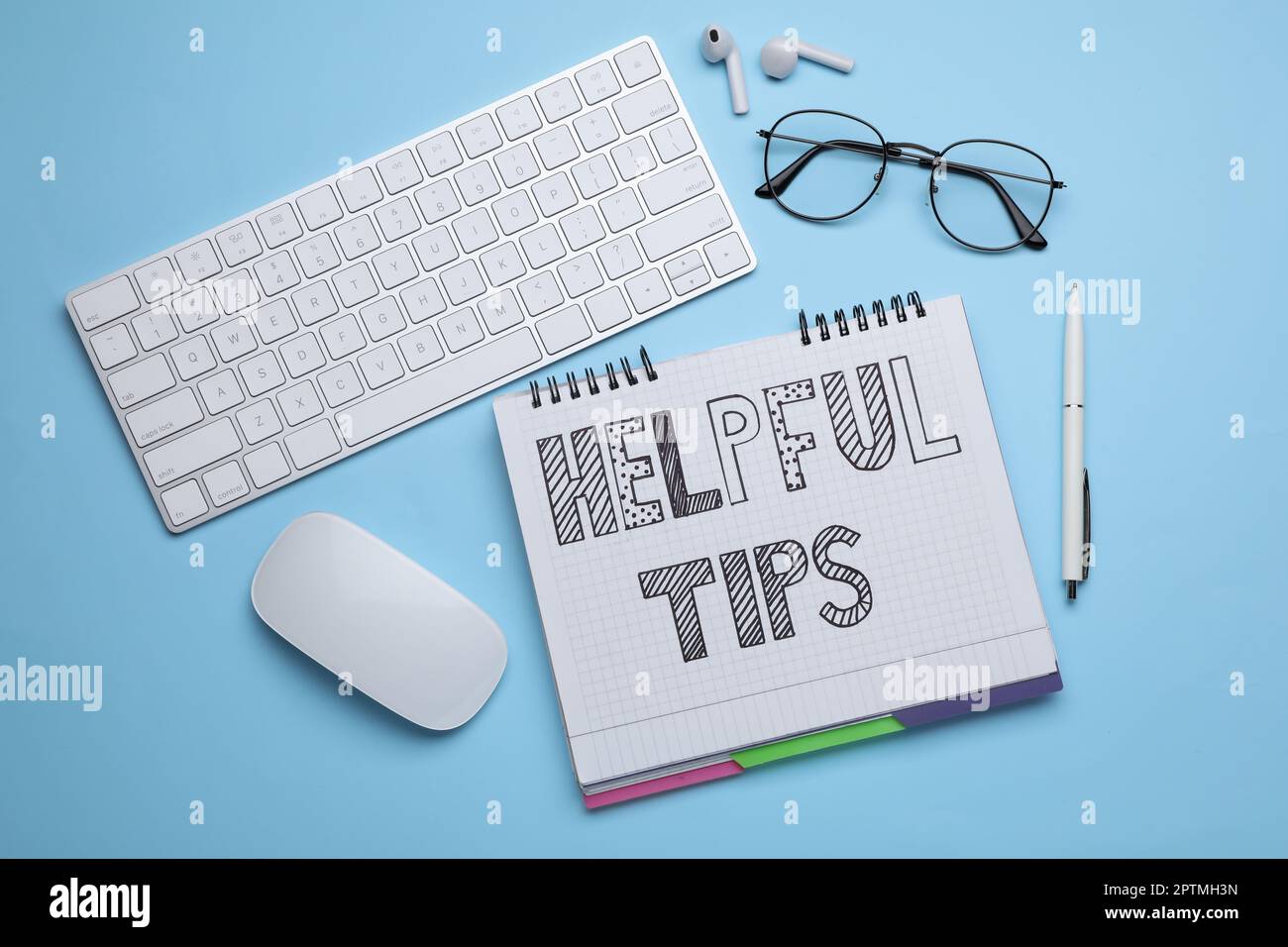 Hilfreiche Tipps. Flaches Design mit Notebook und Computertastatur auf hellblauem Hintergrund Stockfoto