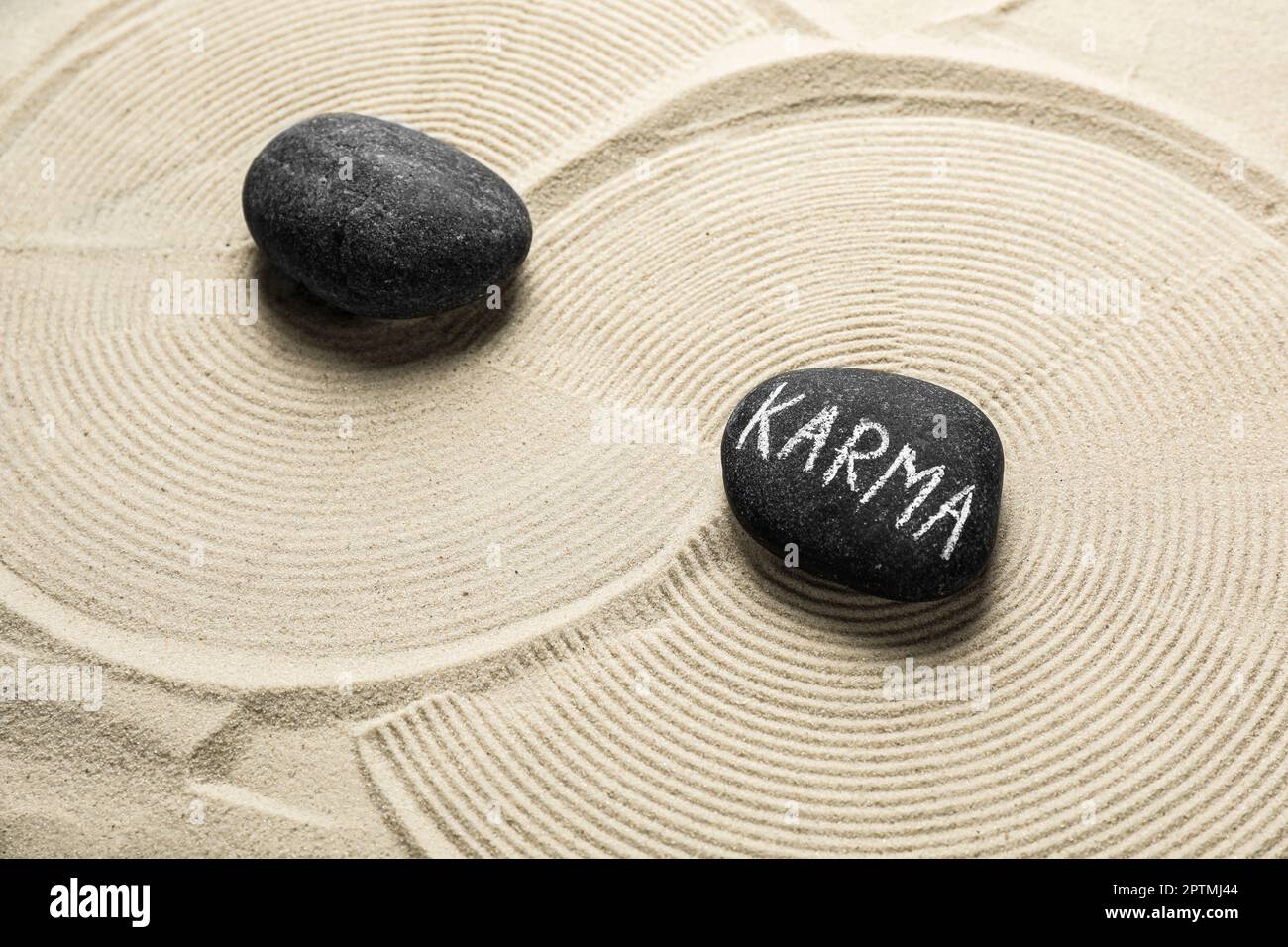 Steine mit dem Wort Karma auf Sand, über der Aussicht Stockfoto
