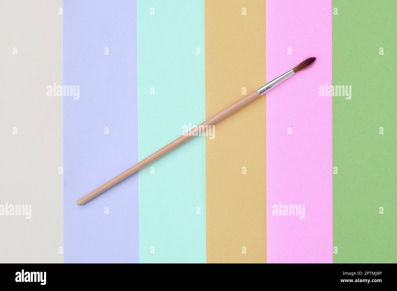 Eine neue Pinsel liegen auf Textur Hintergrund der Mode Pastell rosa, blau, grün, gelb, violett und beige Papier in minimalen Begriff. Abstrakte tr Stockfoto