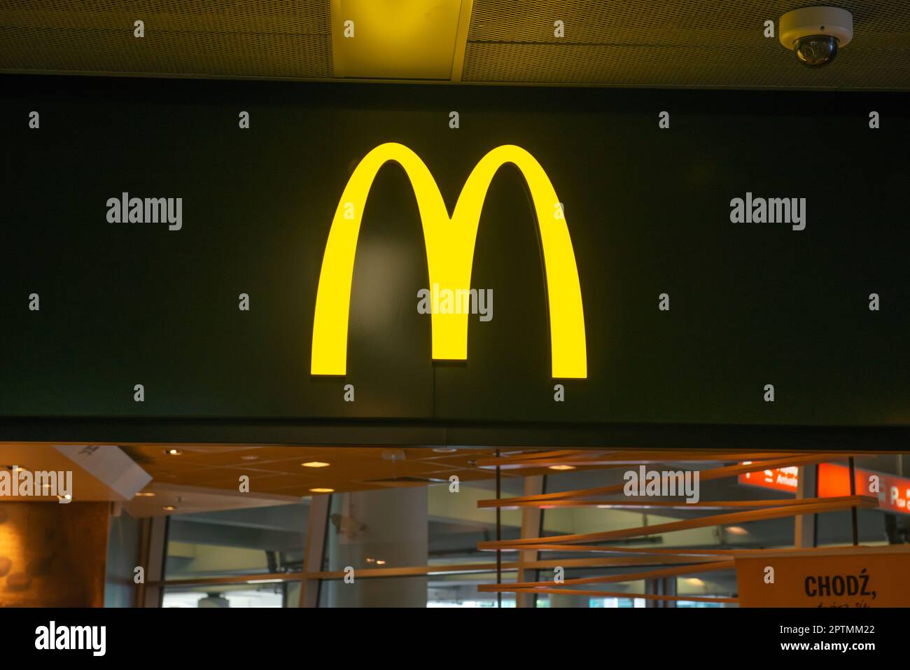 WARSCHAU, POLEN - 05. AUGUST 2022: Schild mit McDonald's Restaurant-Logo Stockfoto