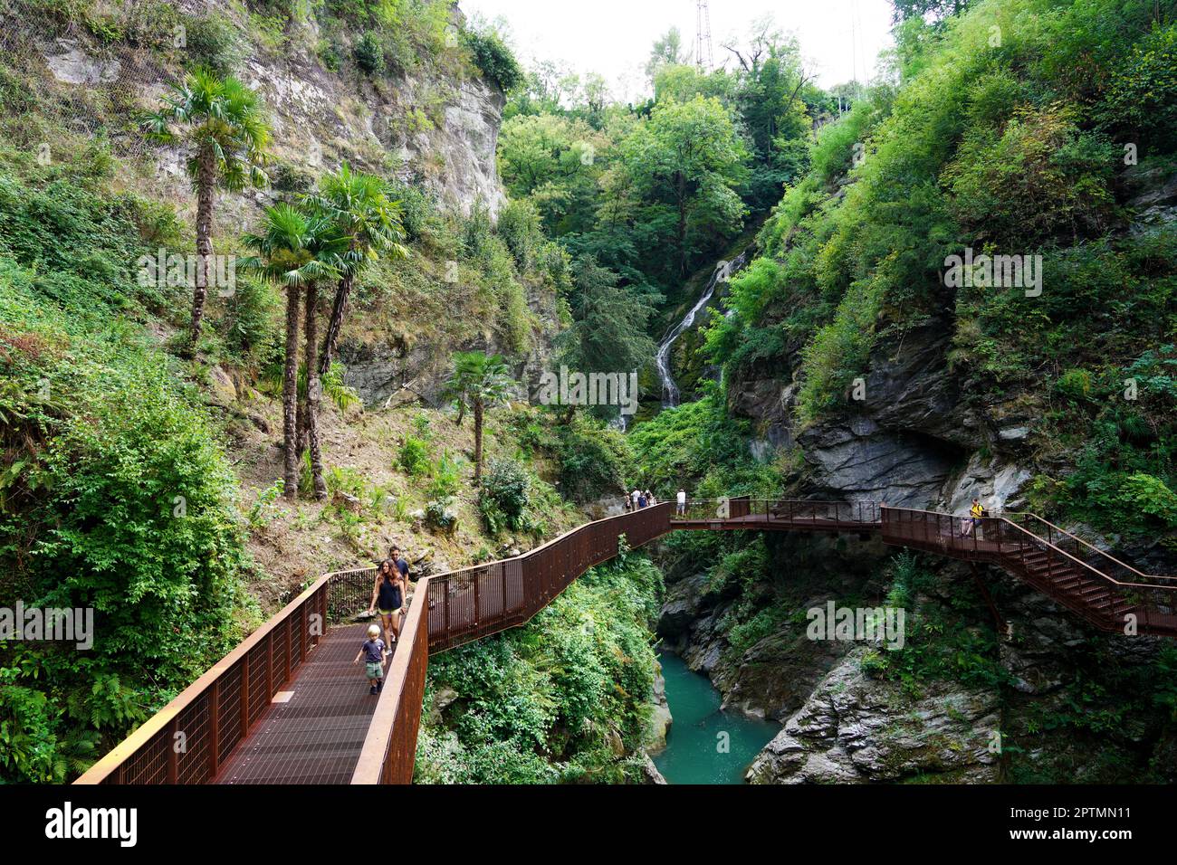 BELLANO, ITALIEN - 12. AUGUST 2022: Wasserfälle und Schluchten eines natürlichen Canyons, Orrido di BellanoLombardei, Italien Stockfoto