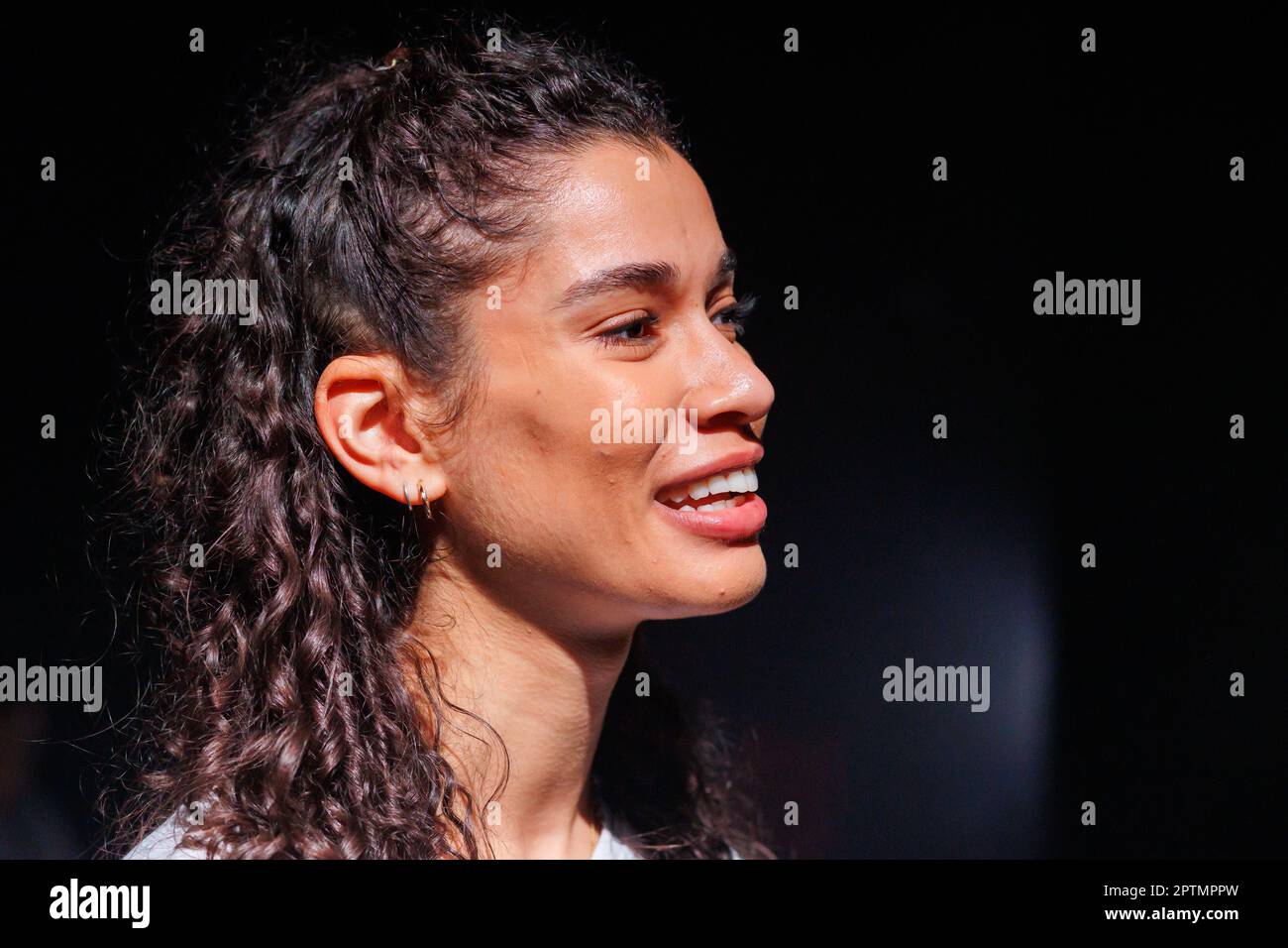 Olivia Sinclair, Schauspielerin. Foto von Final Rehersal for ENACT: Band 1, eine Reihe von Originalstücken, die als Reaktion auf die Erfahrungen und Beobachtungen der Jugendlichen von gesunden Beziehungen in partizipativen Workshops in Schulen geschrieben und entwickelt wurden. Die Stücke wurden von der Cherwell Theatre Company aufgeführt. Stockfoto