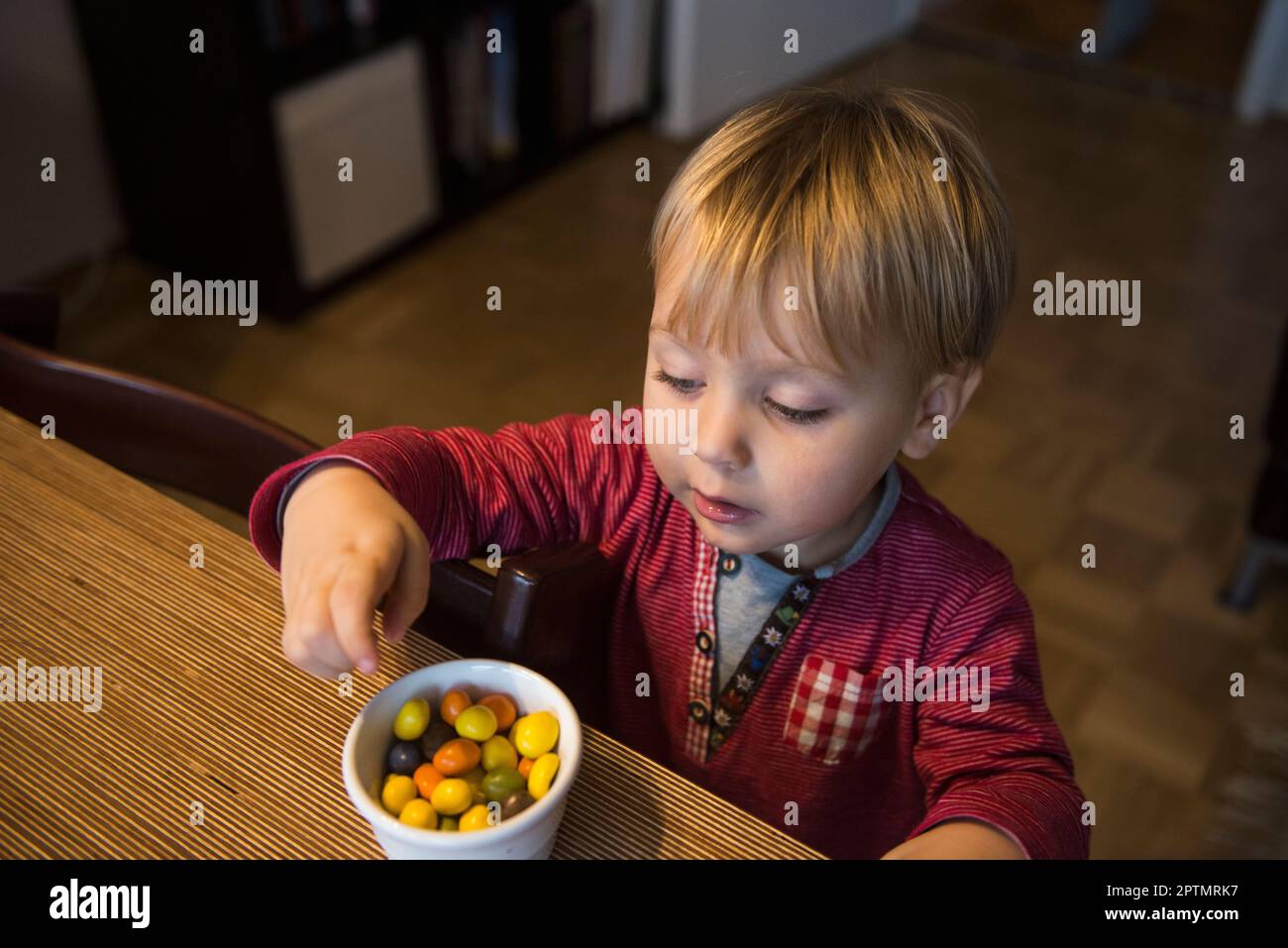 Kleiner Junge mit einem Glas Süßigkeiten, München, Deutschland Stockfoto