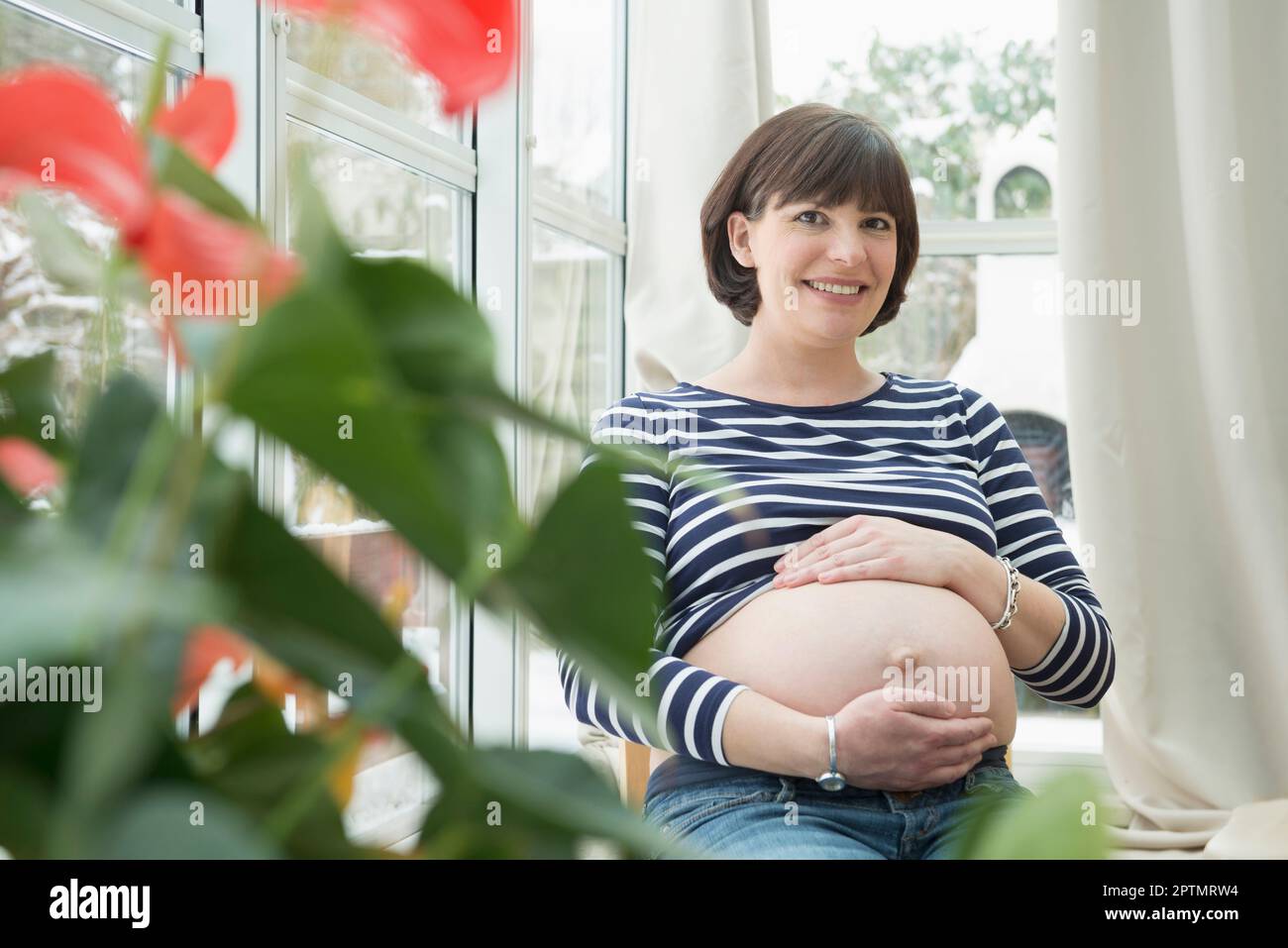 Porträt einer schwangeren Frau im Bauch Stockfoto