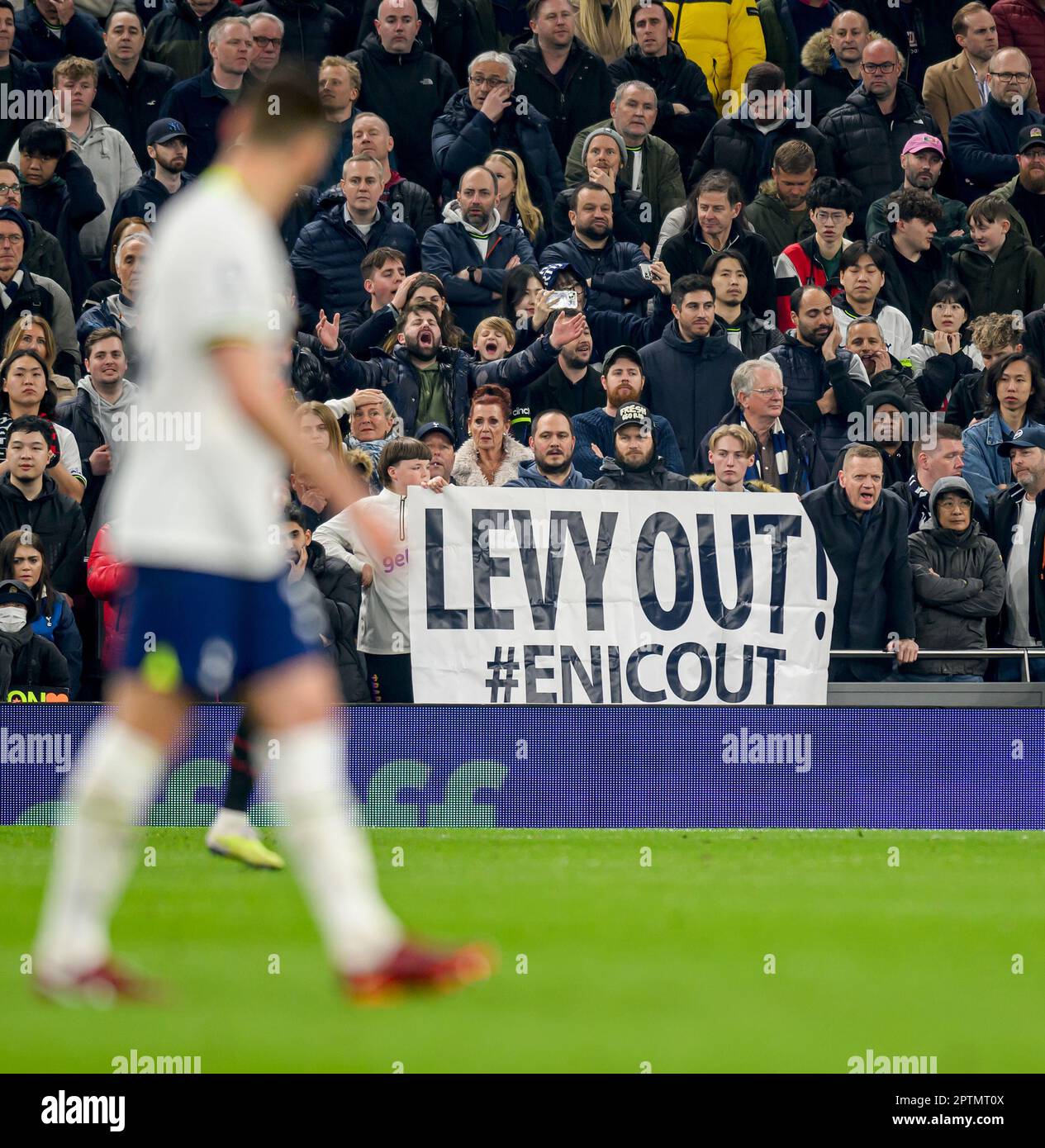 London, Großbritannien. 27. April 2023. 27. April 2023 - Tottenham Hotspur / Manchester United - Premier League - Tottenham Hotspur Stadium Ein Banner von Tottenham-Fans, in dem sie dem Vorsitzenden Daniel Levy und den leitenden Eigentümern ENIC ihren Wunsch zum Verlassen des Clubs mitteilen. Bildkredit: Mark Pain/Alamy Live News Stockfoto
